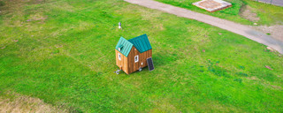 La Tiny House des Cahutes au cœur de la nature avec une toiture en joint debout FALZONAL en aluminium coloré