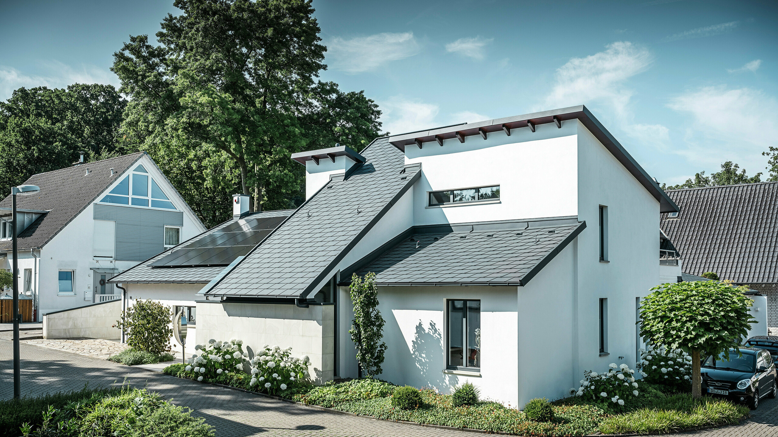 Ein PREFA Komplettsystem aus Aluminium verkleidet die außergewöhnliche Dachlandschaft eines Einfamilienhauses in Dortmund