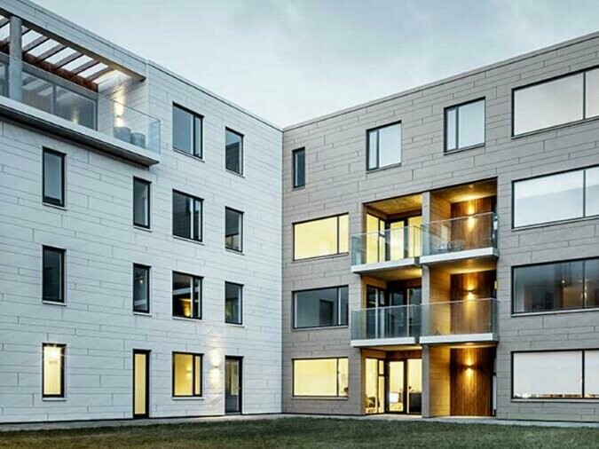 Das Gebäude des isländischen Architekten Tryggvi Tryggvason steht in enger Verbindung mit der Natur: die Fassade ist mit Schindeln, Rauten und Siding.X in den Farben Weiß, Sandbraun und Anthrazit verkleidet