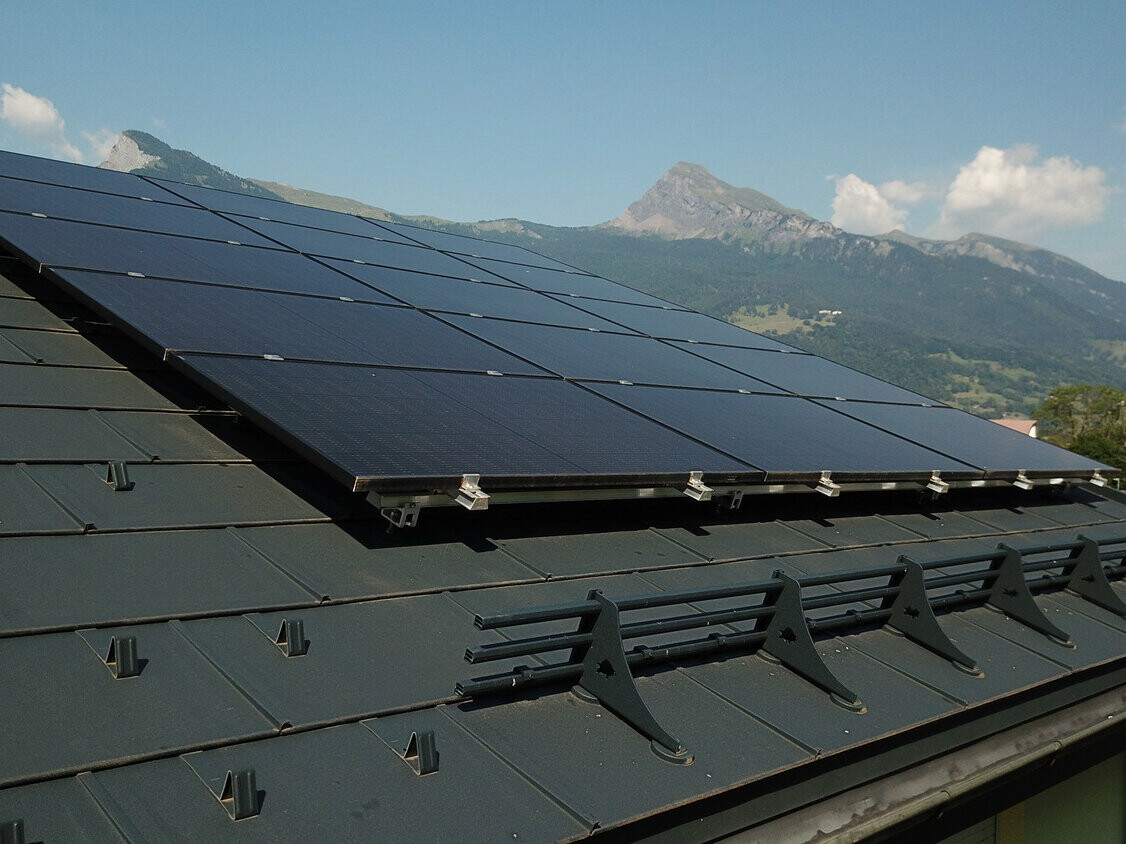 Installation photovoltaïque sur une toiture PREFA constituée de tuiles R.16 en anthracite.