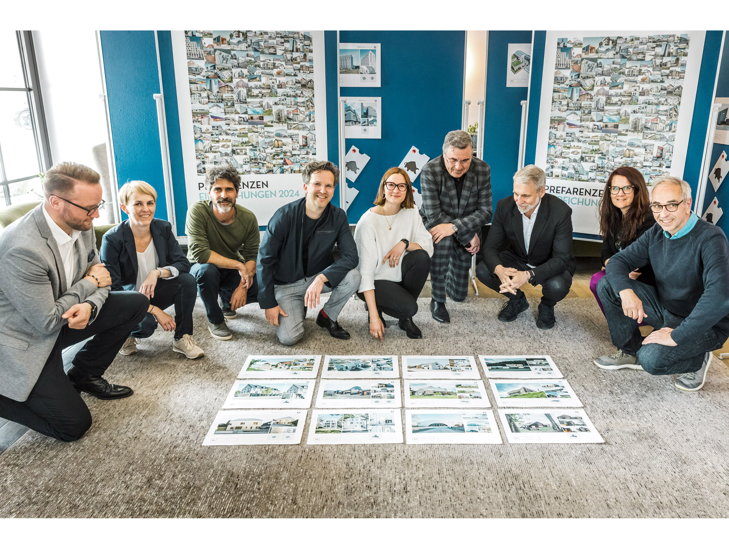 Les participants au dialogue PREFARENZEN, agenouillés devant les fiches des douze projets sélectionnés.