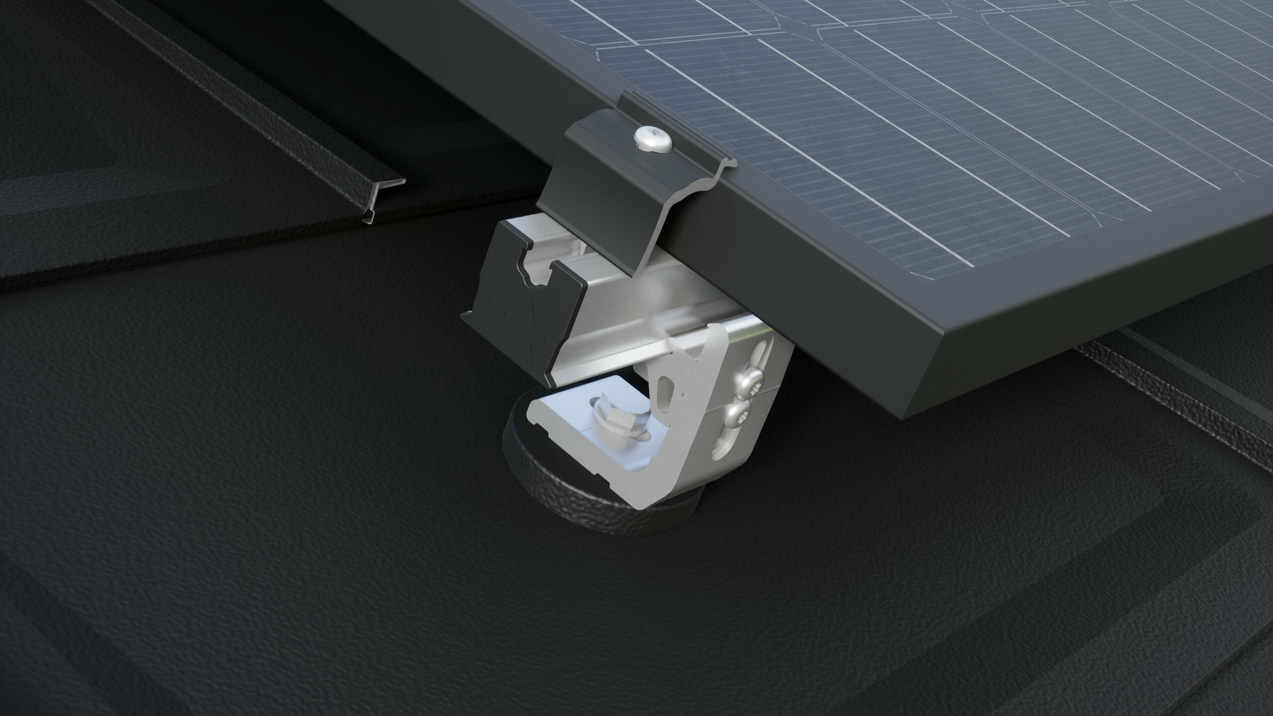 Gros plan du support solaire PREVARIO 3.S monté sur une toiture PREFA foncée qui supporte le rail de support. Le module solaire a été fixé au rail de support à l'aide de la borne de fin PREVARIO.
