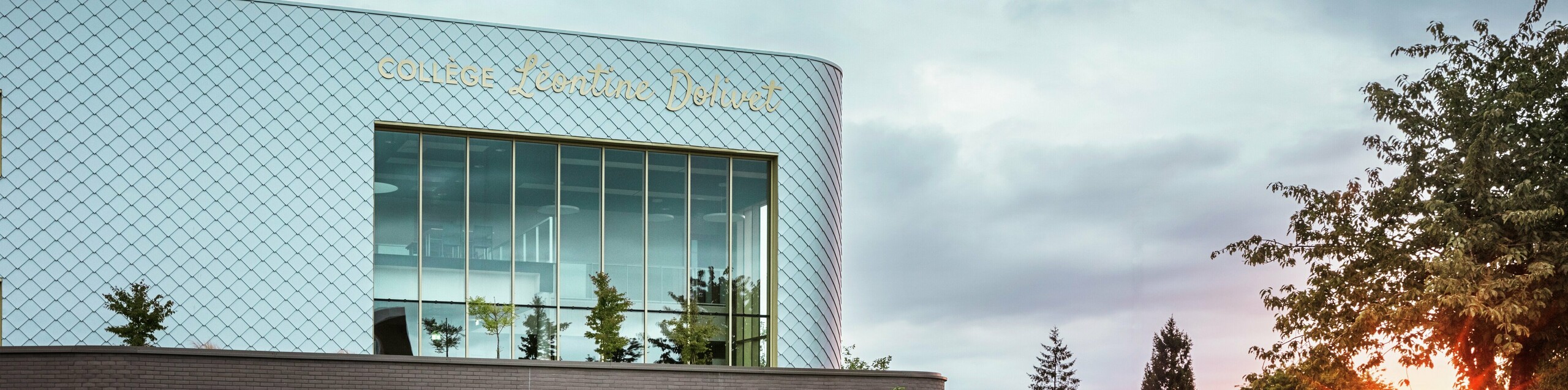 Le collège Léontine Dolivet, à Cesson-Sévigné, se distingue par sa façade en aluminium remarquable, composée d'environ 15 000 losanges PREFA argent métallisé. Sa surface chatoyante reflète la lumière, créant une allure à la fois dynamique et élégante. De larges baies vitrées offrent des vues imprenables sur la verdure environnante, tandis que le système de façade PREFA, robuste et durable, garantit une excellente résistance aux intempéries. L'alliance du métal irisé et des lignes architecturales épurées fait de ce bâtiment un véritable chef-d'œuvre et met en valeur les atouts de l'aluminium : légèreté, absence d'entretien et durabilité.