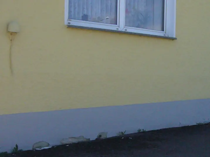 Aufgrund der ausgebrochenen am Fassadensockel wird das Haus mit PREFA saniert.