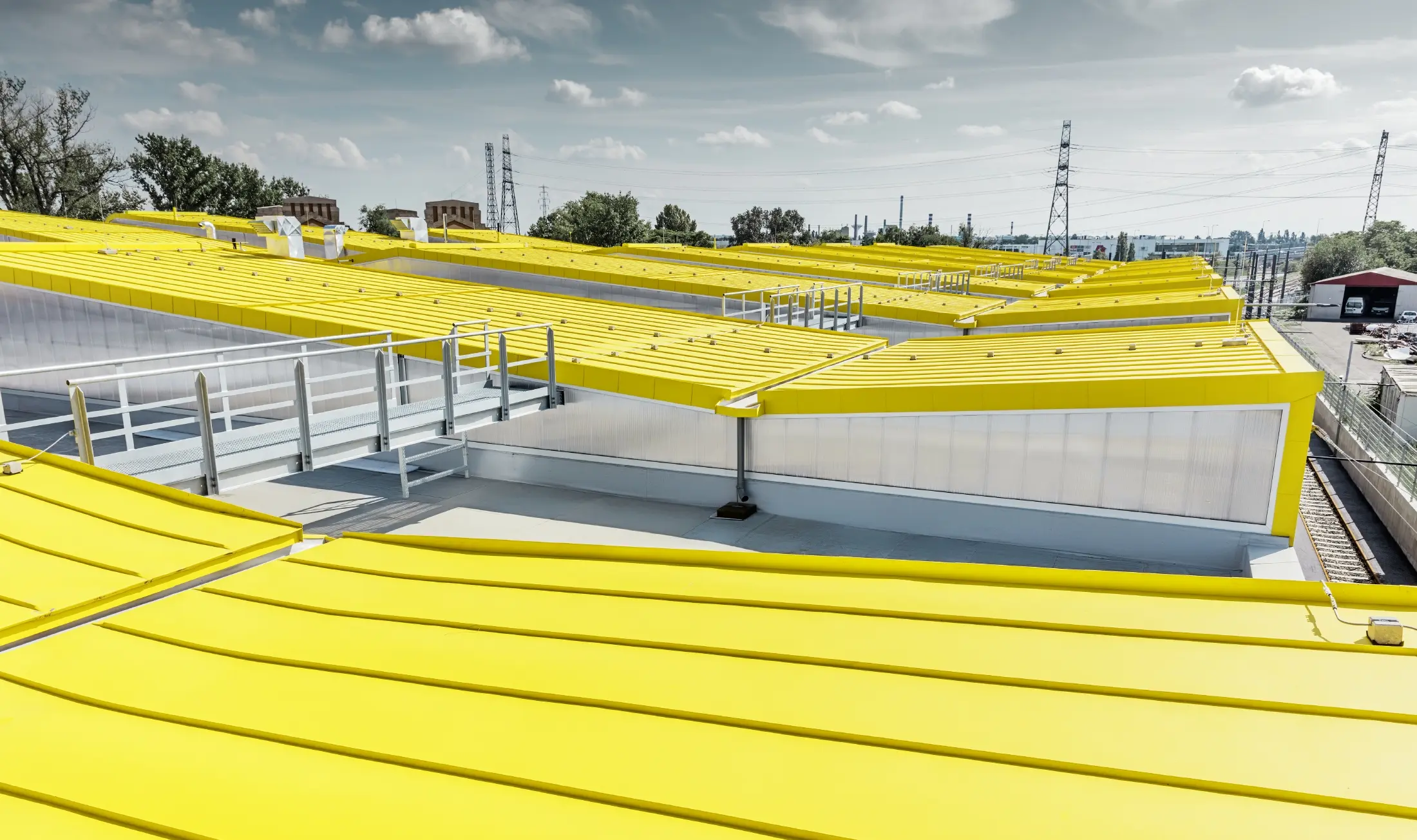 Vue détaillée de la surface de toiture jaune du nouvel entrepôt de Budapest avec toit à joint debout de PREFA ;