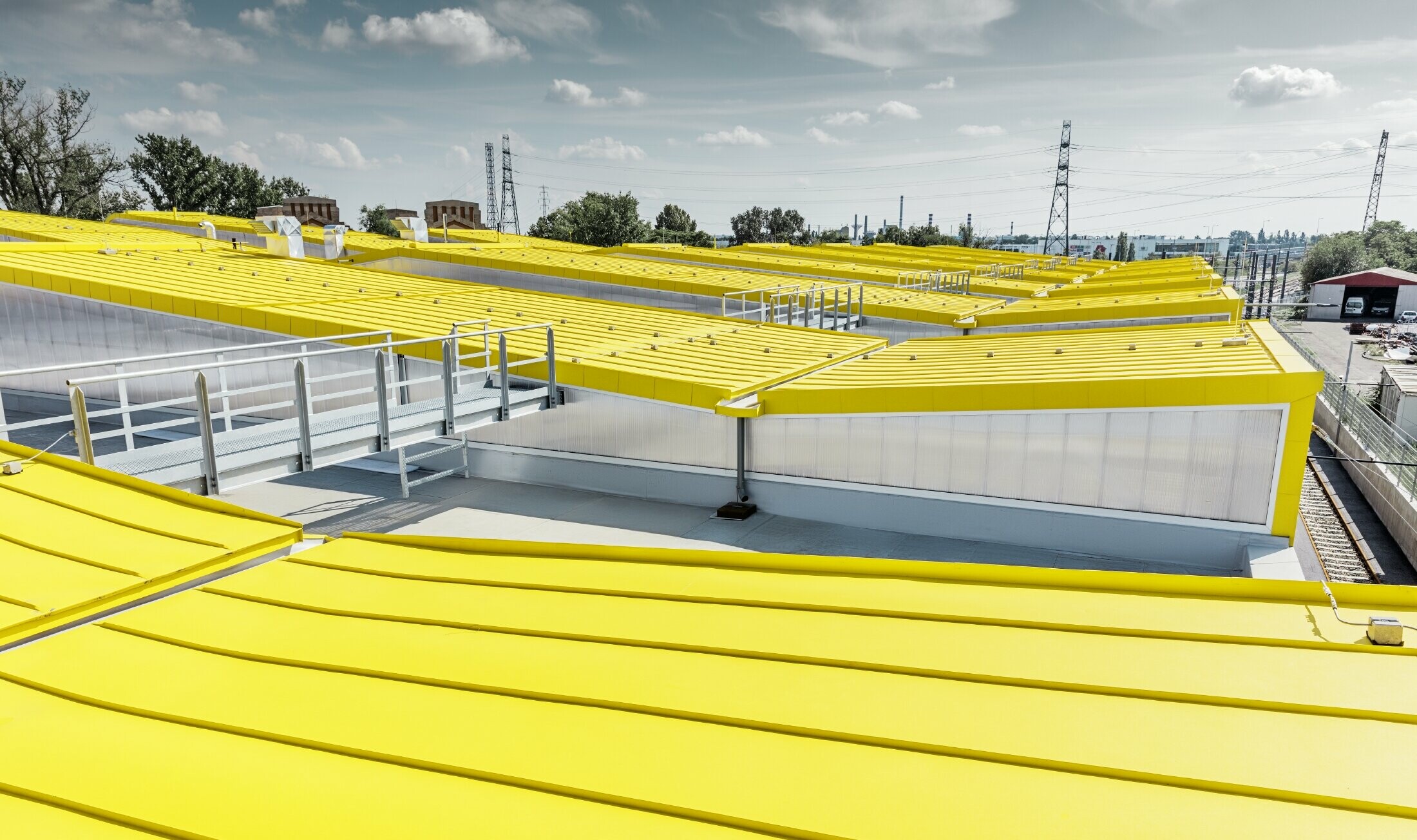 Vue détaillée de la surface de toiture jaune du nouvel entrepôt de Budapest avec toit à joint debout de PREFA ;