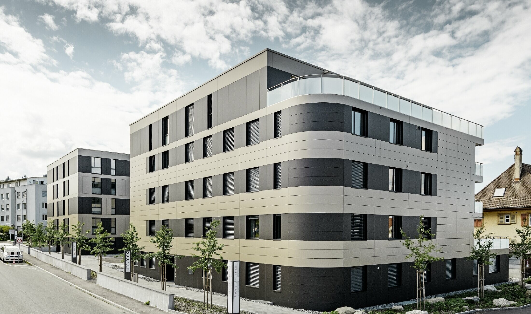 Complexe résidentiel aux immeubles cubiques — Façades en aluminium PREFA de couleur bronze avec des éléments gris noir