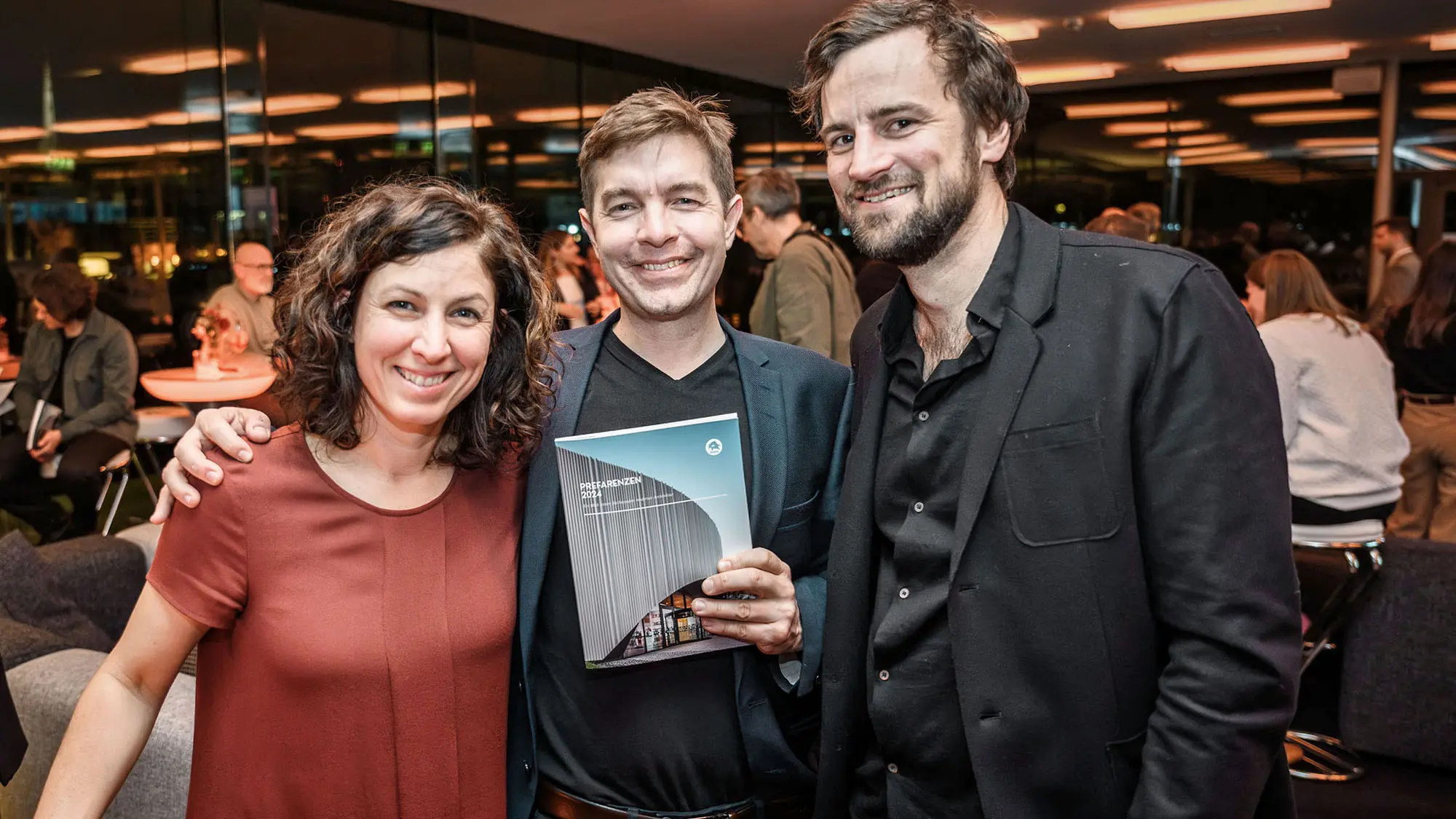 L'architecte Susi Matt, l'architecte Mario Dallaserra, tenant le livre PREFARENZEN 2024, et l'architecte Benedikt Hörmann.