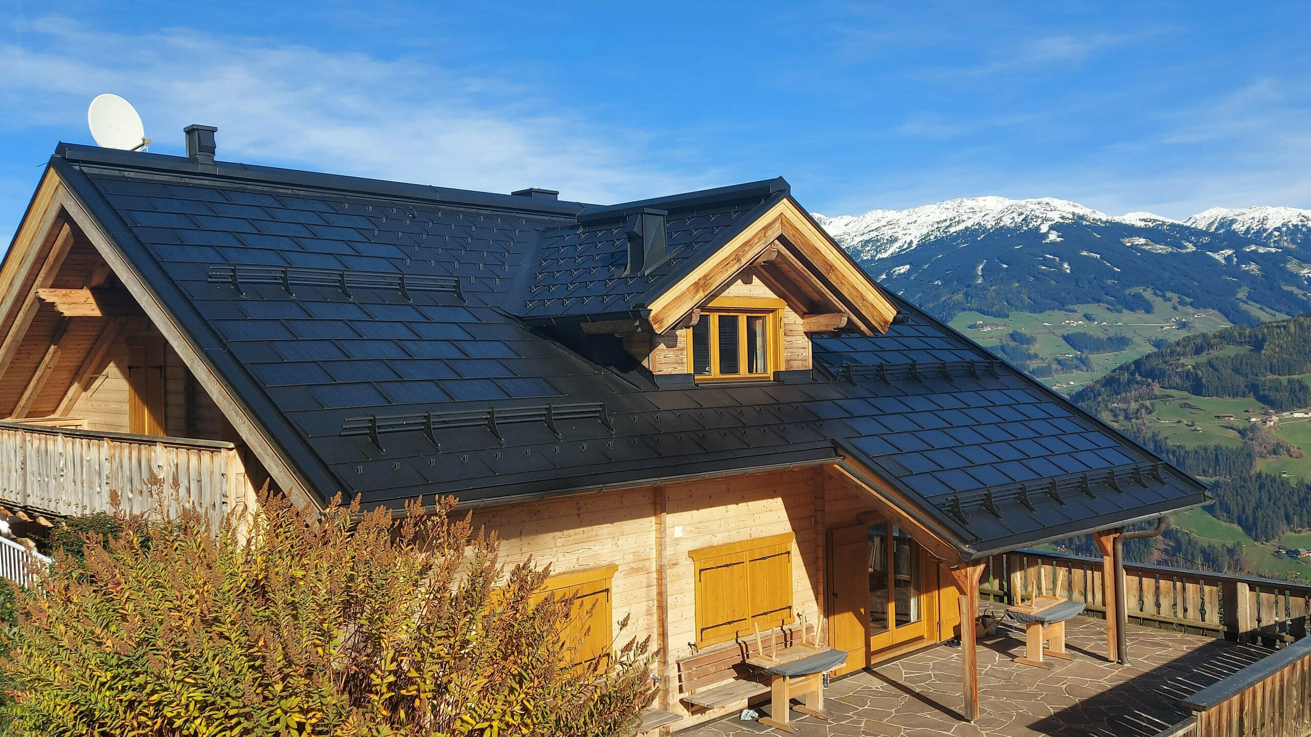 Rénovation d'une maison individuelle à Hippach (Tyrol) avec la tuile solaire PREFA petit format en P.10 noir, combiné avec le R.16 PREFA.