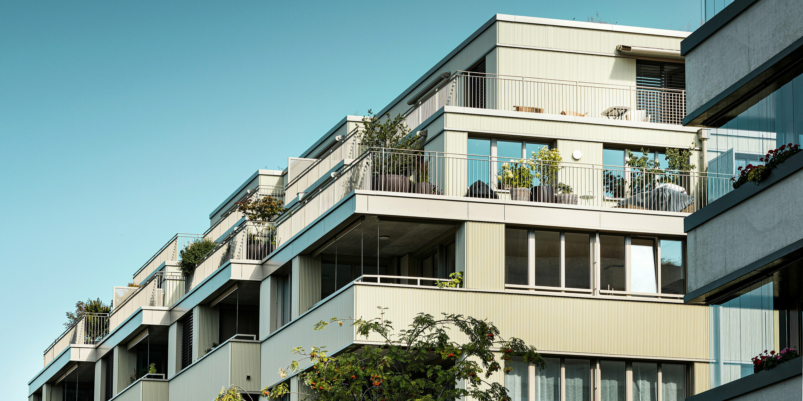 Le bâtiment résidentiel moderne "Stetterhaus" à Altstetten, Zurich, est entouré d'une façade unique - le profil dentelé PREFA dans la couleur métallique perle spéciale.