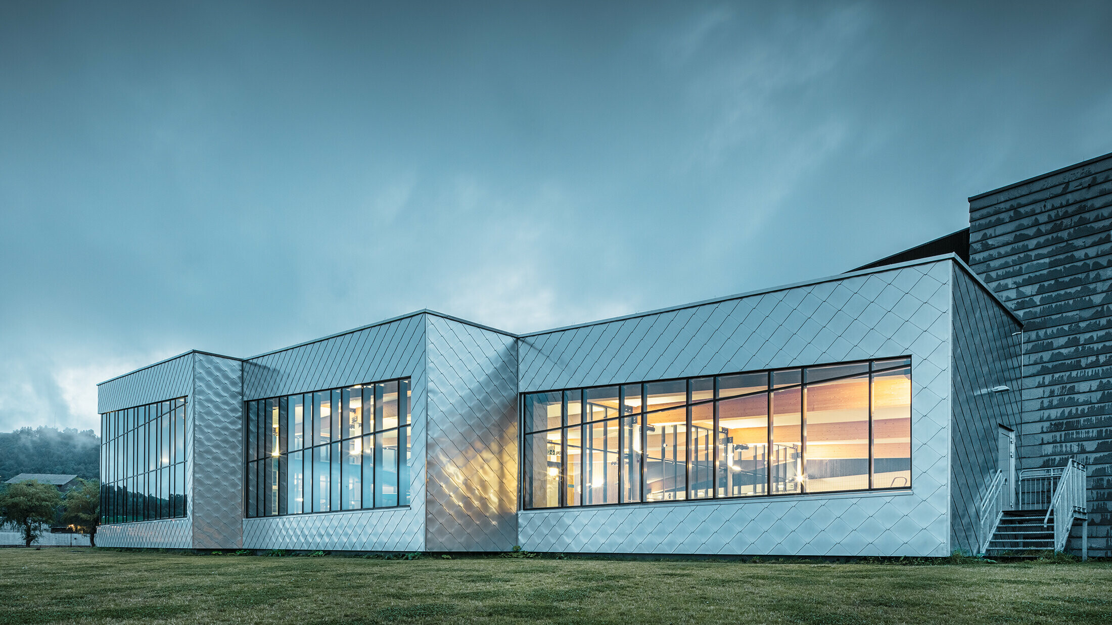 De brillants losanges argentés PREFA ornent la façade de l’impressionnante piscine « Hardangerbadet », en Norvège.