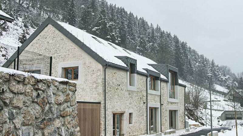 Rénovation de ce gîte d'étape dont la couverture est désormais revêtue de losange 29x29 PREFA. Cette photo a été prise sous la neige.