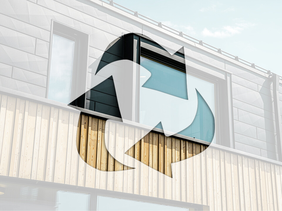 La photo montre le symbole de recyclage devant une façade de maison avec des éléments en aluminium PREFA et des panneaux en bois.
