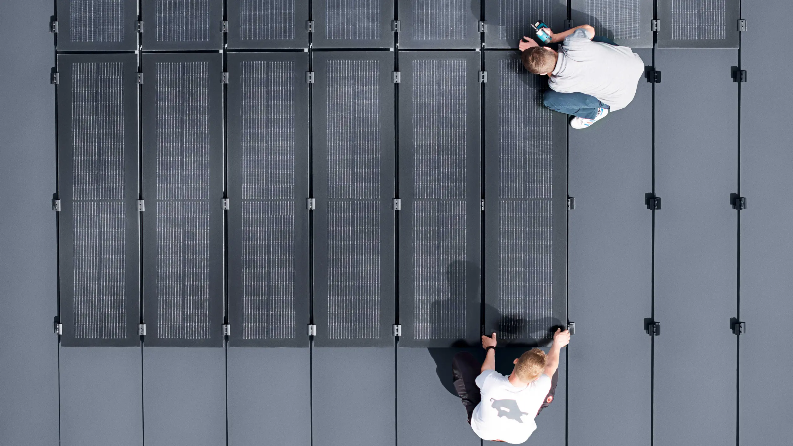Vue aérienne des modules solaires PREFALZ en cours d'installation sur le toit PREFALZ