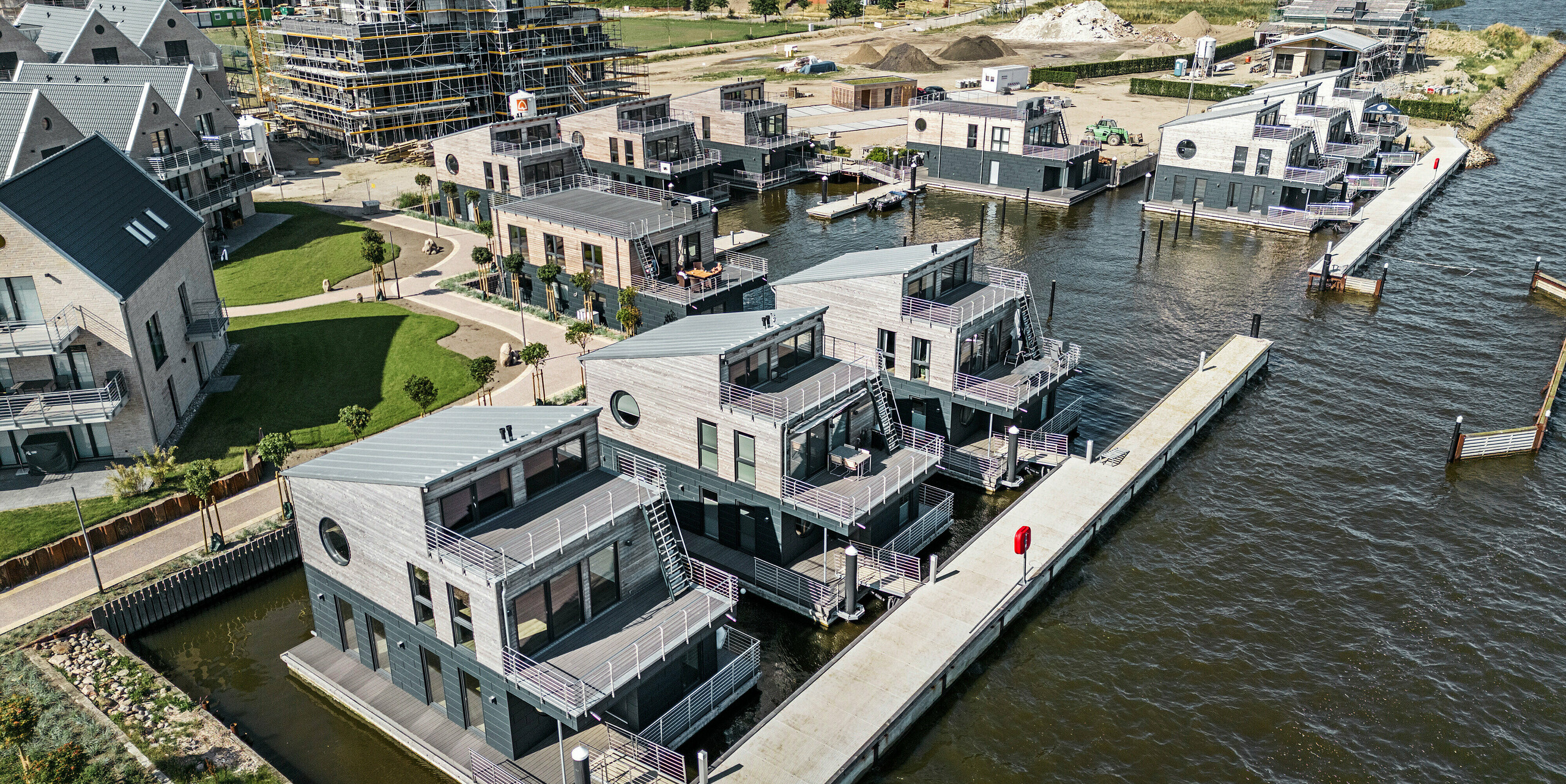 La façade en aluminium Siding.X PREFA entoure onze maisons flottantes dans le port pionnier du Schleswig.