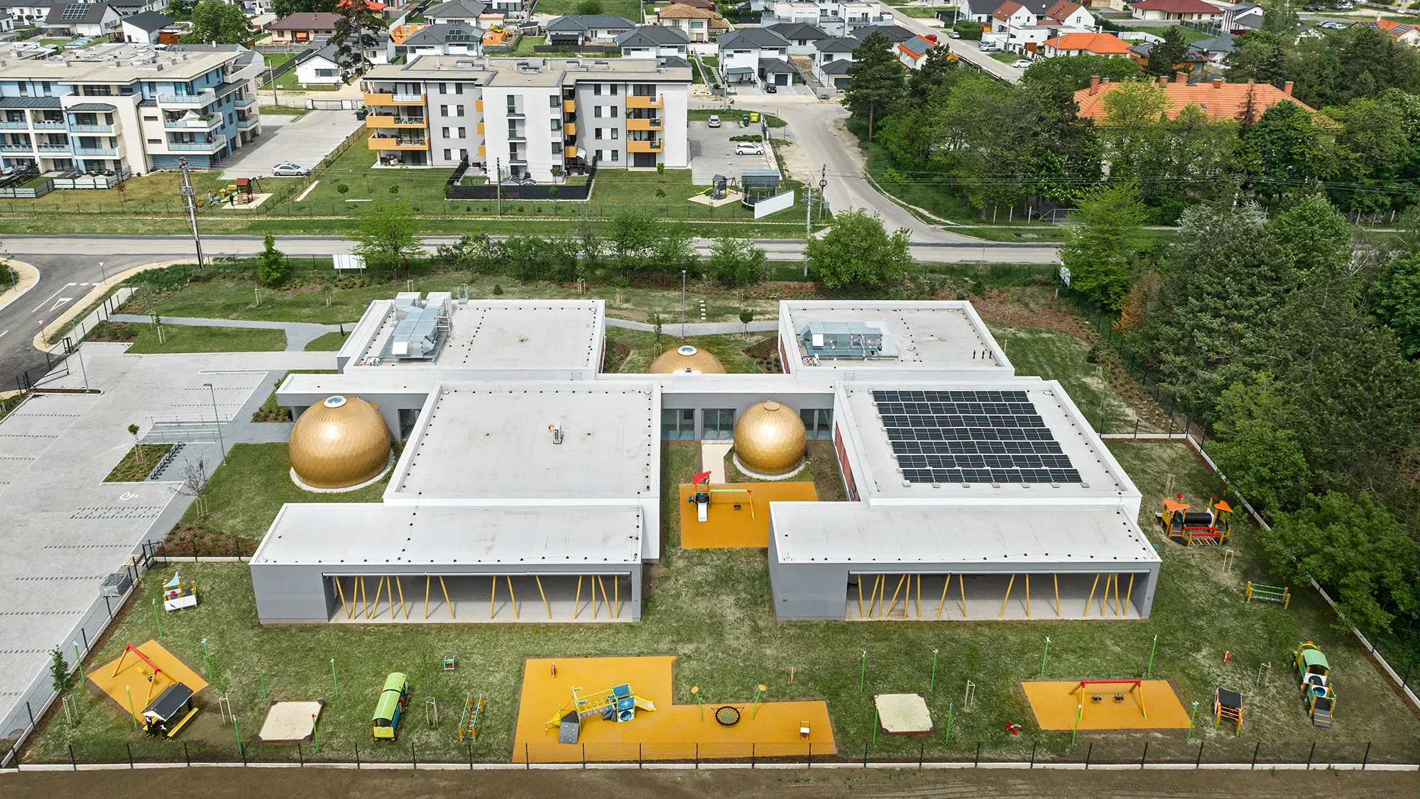 Toute la crèche ainsi que son environnement immédiat vus du ciel sur le côté.