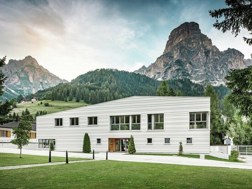 L'architecture militaire moderne rencontre l'environnement alpin : devant un panorama montagneux majestueux, la caserne « Tempesti » est nichée dans le paysage du Tyrol du Sud. La façade claire PREFALZ en P.10 blanc Prefa assure des lignes claires. La façade en aluminium clair reflète la lumière du soleil et améliore le microclimat.