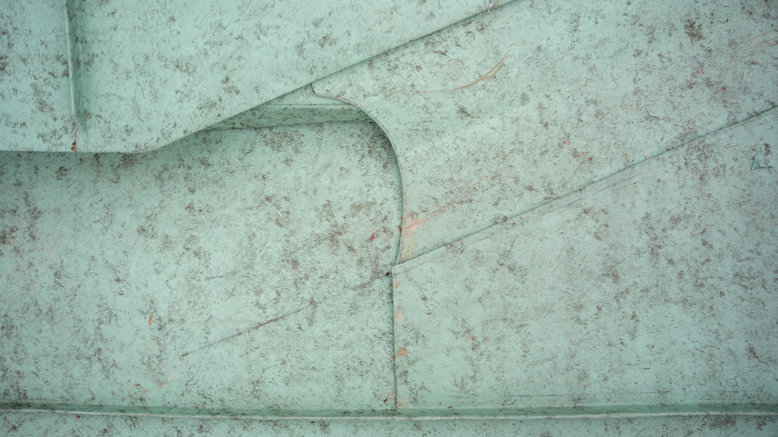 Zoom sur les détails d'agrafage du joint debout en aluminium PREFA dans la teinte P.10 vert-de-gris