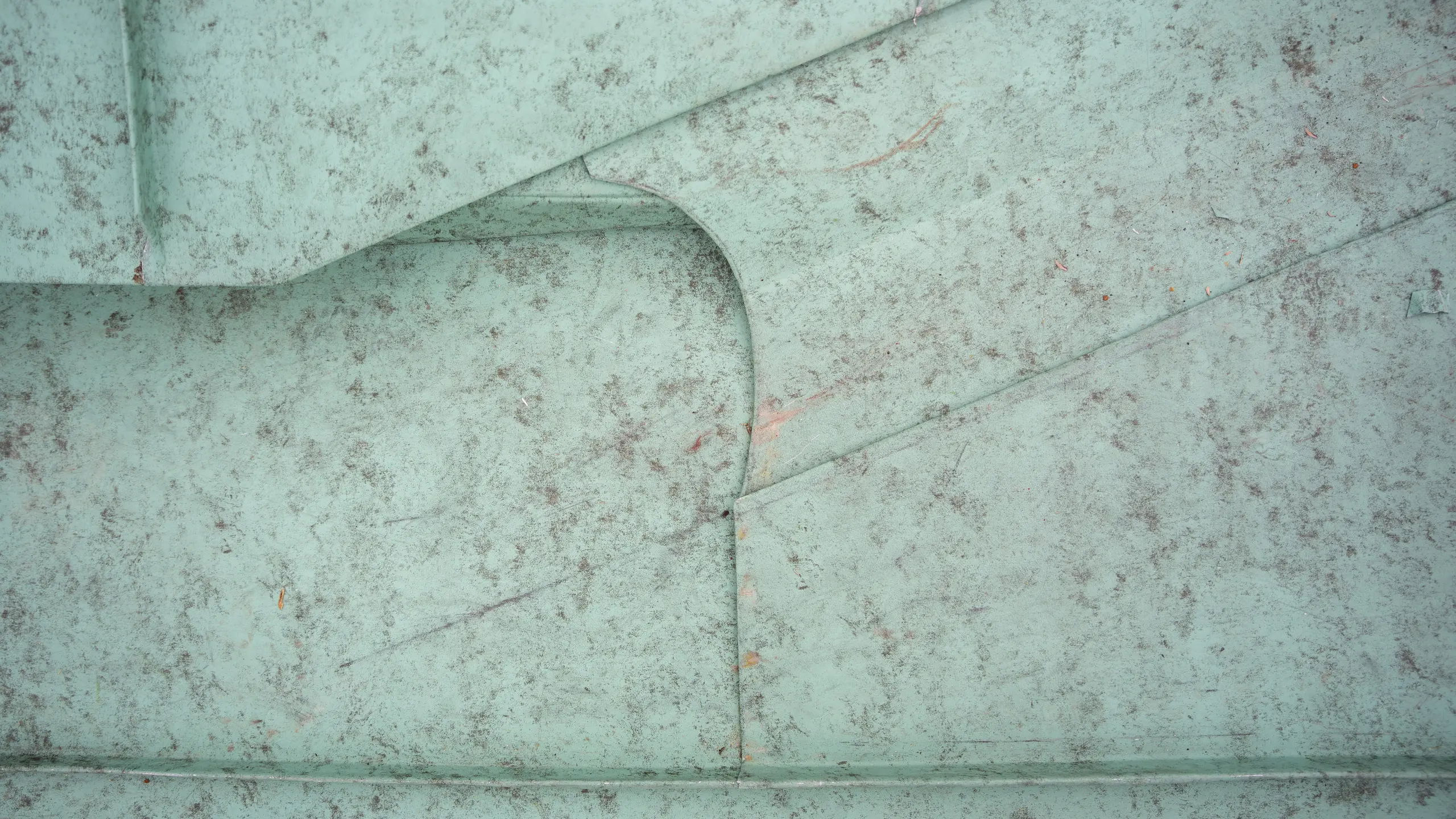 Zoom sur les détails d'agrafage du joint debout en aluminium PREFA dans la teinte P.10 vert-de-gris