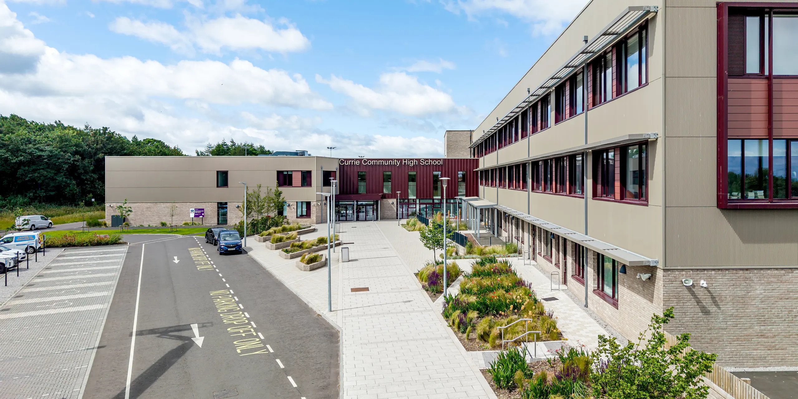 Le lycée Currie Community High School d'Édimbourg se distingue par sa façade en aluminium PREFA, remarquable, composée de profilés extrudés triangle, de couleur P.10 bronze Prefa. La structure verticale confère dynamisme et profondeur aux vastes surfaces du bâtiment, tandis que la teinte chaude du bronze souligne avec élégance l'architecture moderne. Durable, résistante à la corrosion et nécessitant peu d'entretien, la façade PREFA allie un design expressif à une fonctionnalité pérenne.