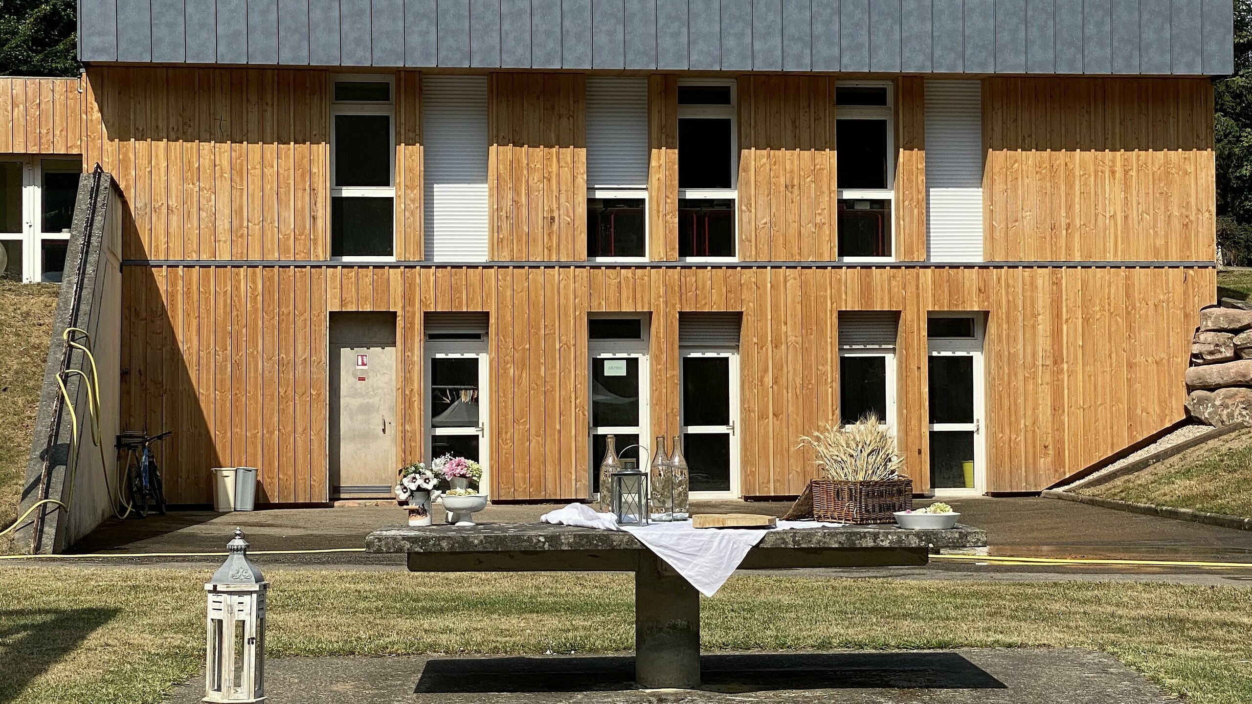 Rénovation de ce gîte Vosgiens grâce au joint debout en aluminium PREFA choisit dans la teinte P.10 gris pierre