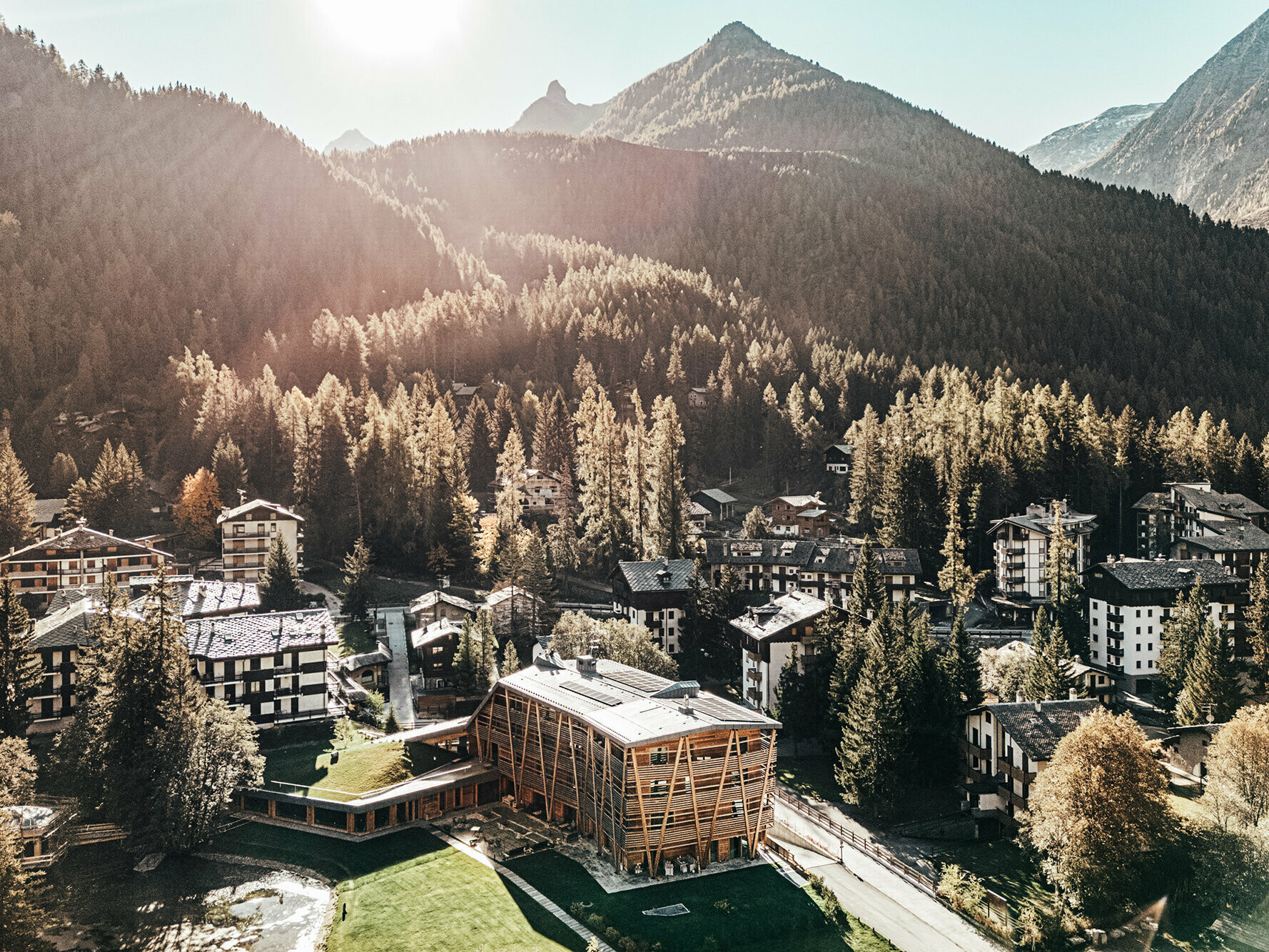 Photo éloignée de l’hôtel depuis les hauteurs. On peut également voir les bâtiments datant des années 70 qui l’entourent.