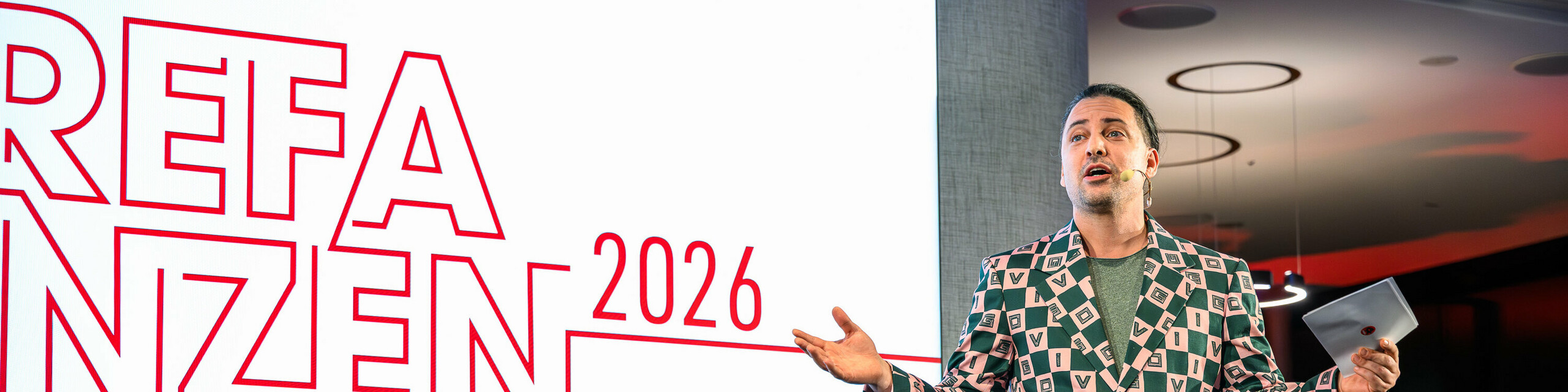 Un moment fort lors de la présentation PREFARENZEN 2026 : le modérateur Serkan Temel a captivé le public par son charme, son humour et une tenue remarquable. Sa présence a souligné l’esprit créatif de l’événement, qui unit innovation, design et communauté. Une soirée mémorable au k47.wien, illustrant comment l’architecture aluminium moderne et polyvalente de PREFA est conçue et vécue aujourd’hui.