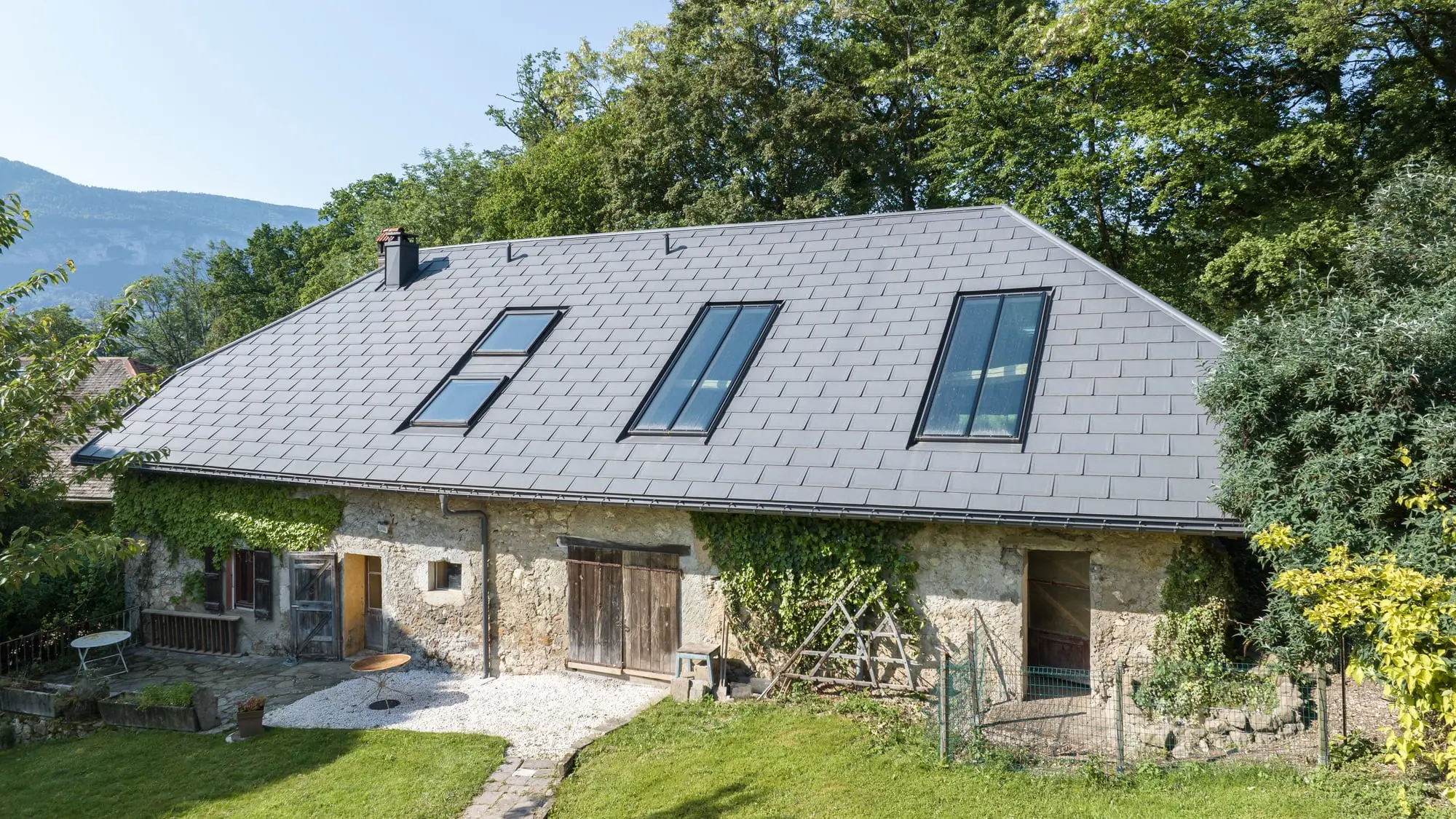 Vue de 3/4 d'une maison individuelle dont la toiture est rénovée