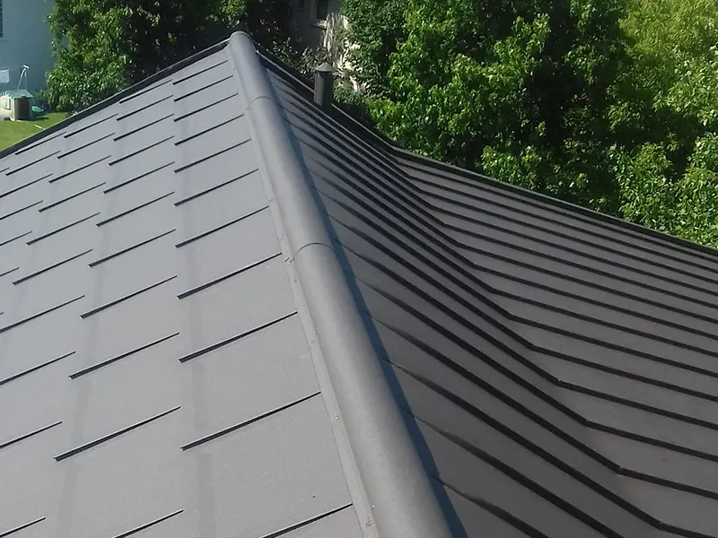 Maison individuelle recouverte de Tuile PREFA R.16 en coloris brun
