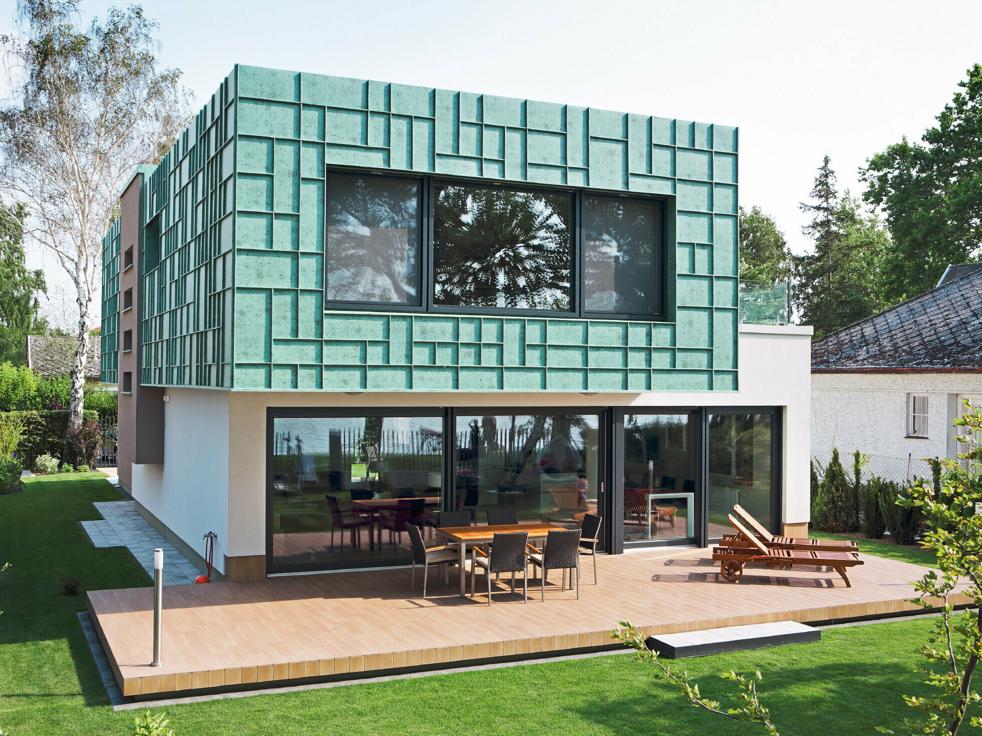 Maison familiale moderne dotée d'une façade résistante à la tempête grâce au PREFALZ en P.10 vert-de-gris