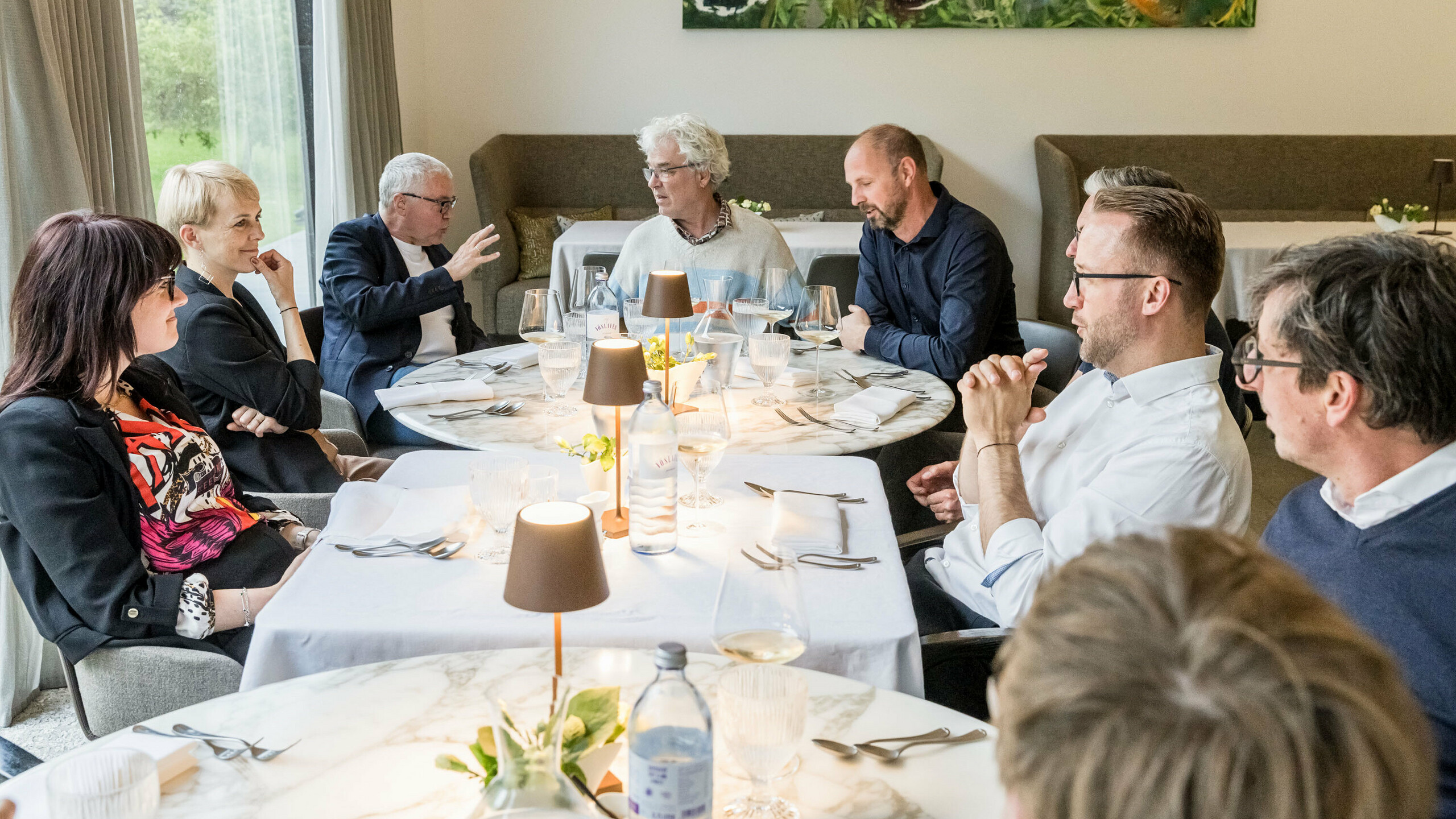 Dialogue d'experts sur la sélection du PREFARENZEN 2026 : au cours d'un déjeuner tranquille dans une résidence vigneronne à Seewinkel, Burgenland, le jury d'experts discute de projets architecturaux exceptionnels pour le livre d'architecture PREFARENZEN et le calendrier 2026. L'accent est mis sur les conceptions de toiture innovantes, le contexte social et la diversité internationale.