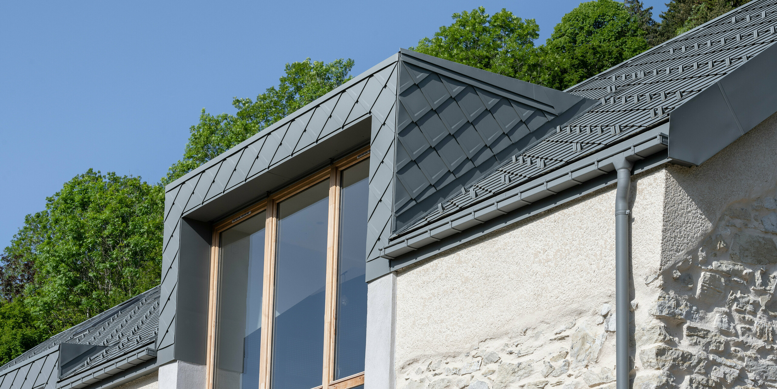 Losange de toiture 29x29 PREFA en P.10 gris souris sur un gîte d'étape à Engins près de Grenoble