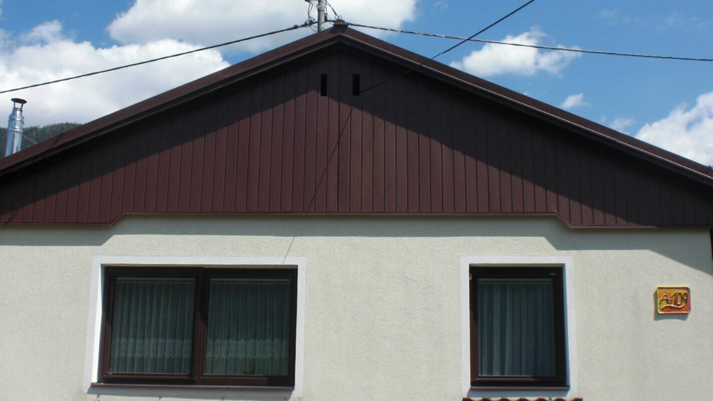 Rénovation de façade du pignon à l’aide de Sidings PREFA couleur brun, façade vert clair