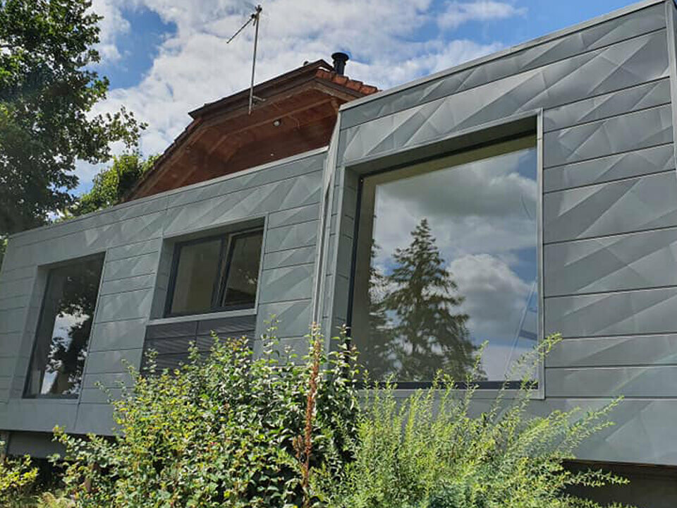 Extension d'un chalet dans les Vosges, recouvert de Siding.X gris sombre linié