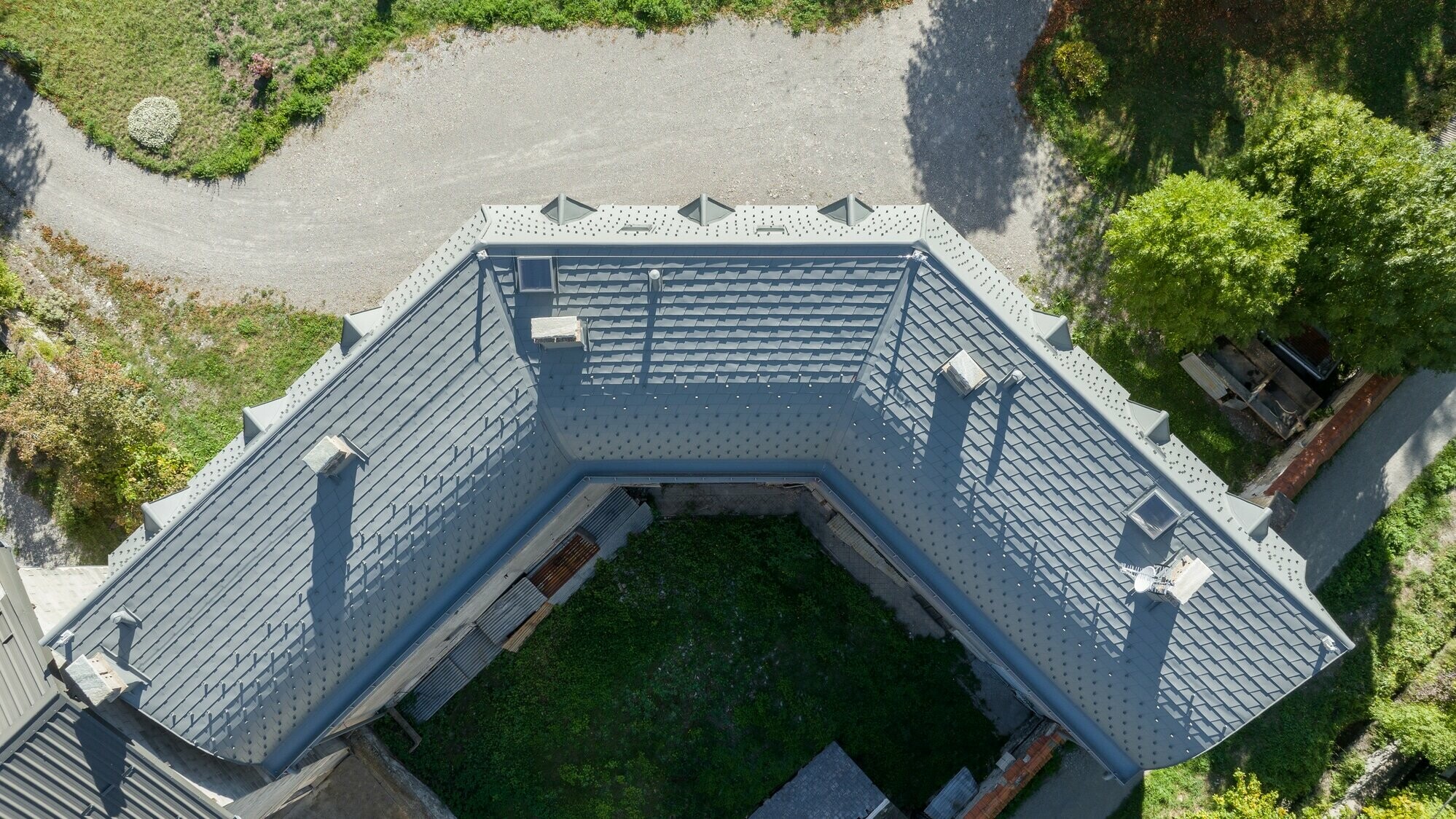 Vue prise depuis très haut de la nouvelle toiture en bardeau PREFA dans la teinte P.10 gris souris stucco