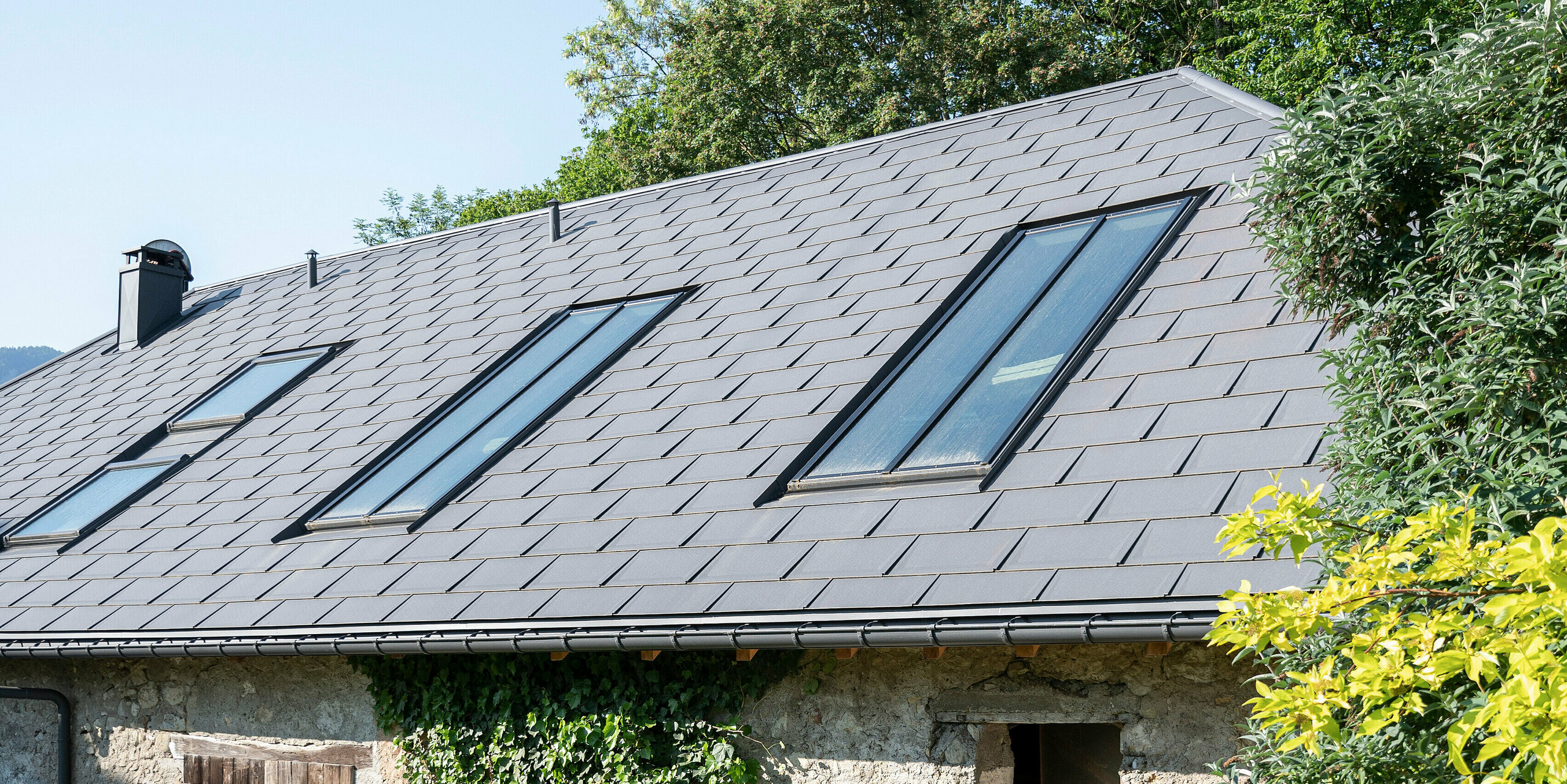 R.16 PREFA en P.10 gris sombre sur le toit d'une ancienne ferme en Haute-Savoie (France)