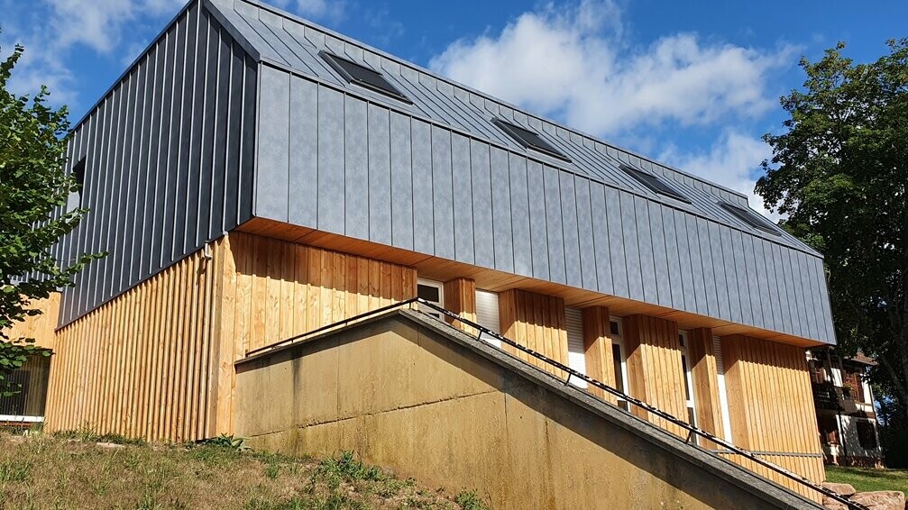 Rénovation de ce gîte Vosgiens grâce au joint debout en aluminium PREFA choisit dans la teinte P.10 gris pierre