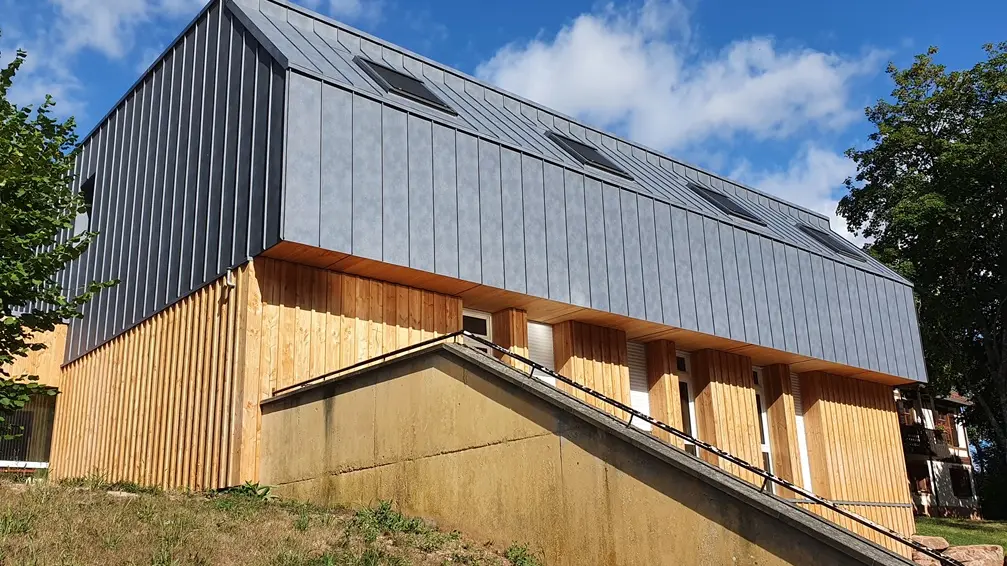 Rénovation de ce gîte Vosgiens grâce au joint debout en aluminium PREFA choisit dans la teinte P.10 gris pierre