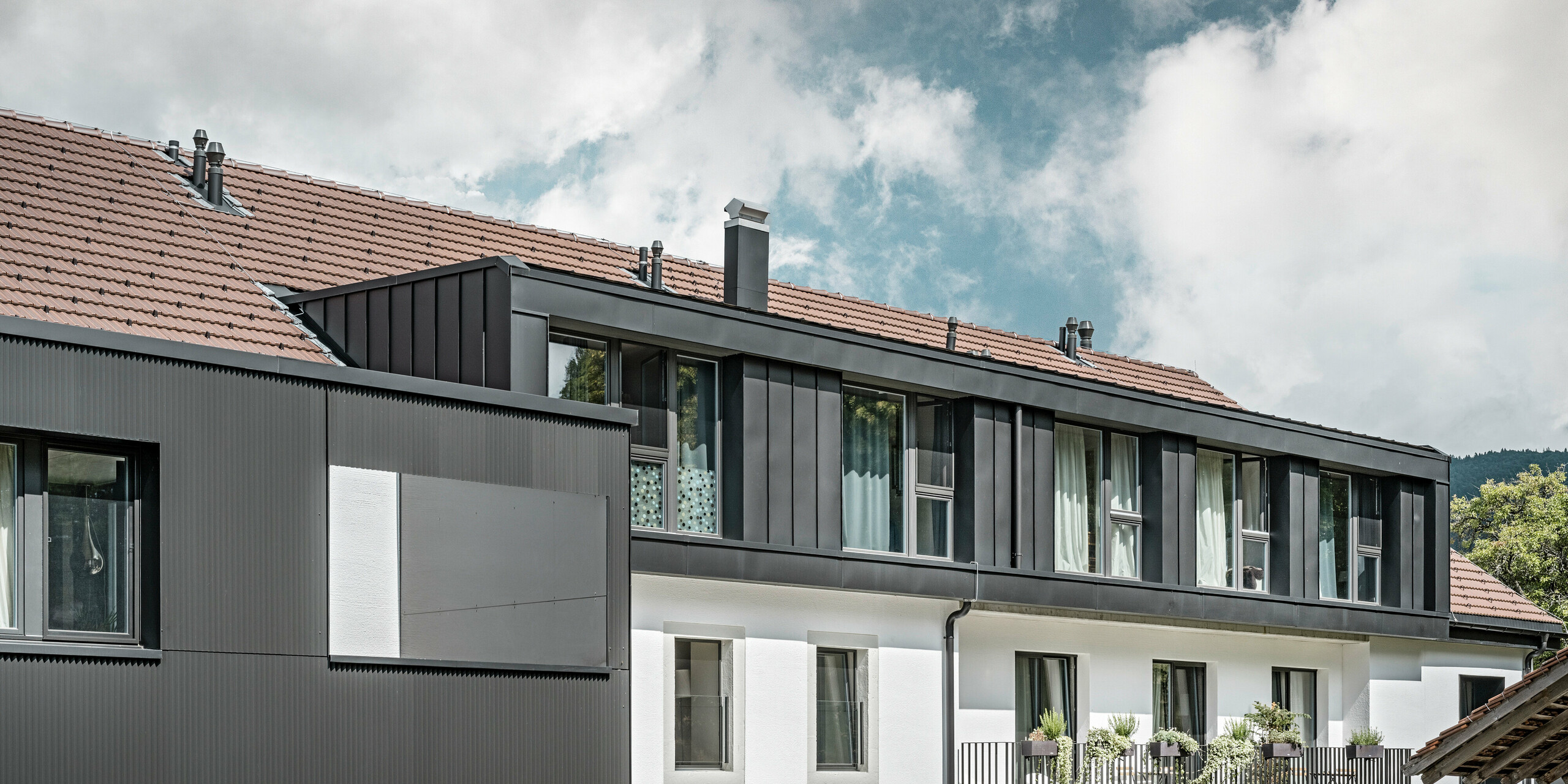 Profile triangle PREFA dans la couleur spéciale gris-noir à l'Hôtel de l'Ours à Prêles, Suisse