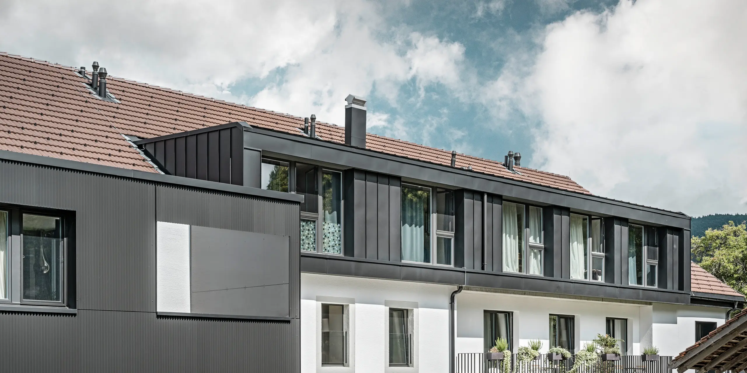 Profile triangle PREFA dans la couleur spéciale gris-noir à l'Hôtel de l'Ours à Prêles, Suisse