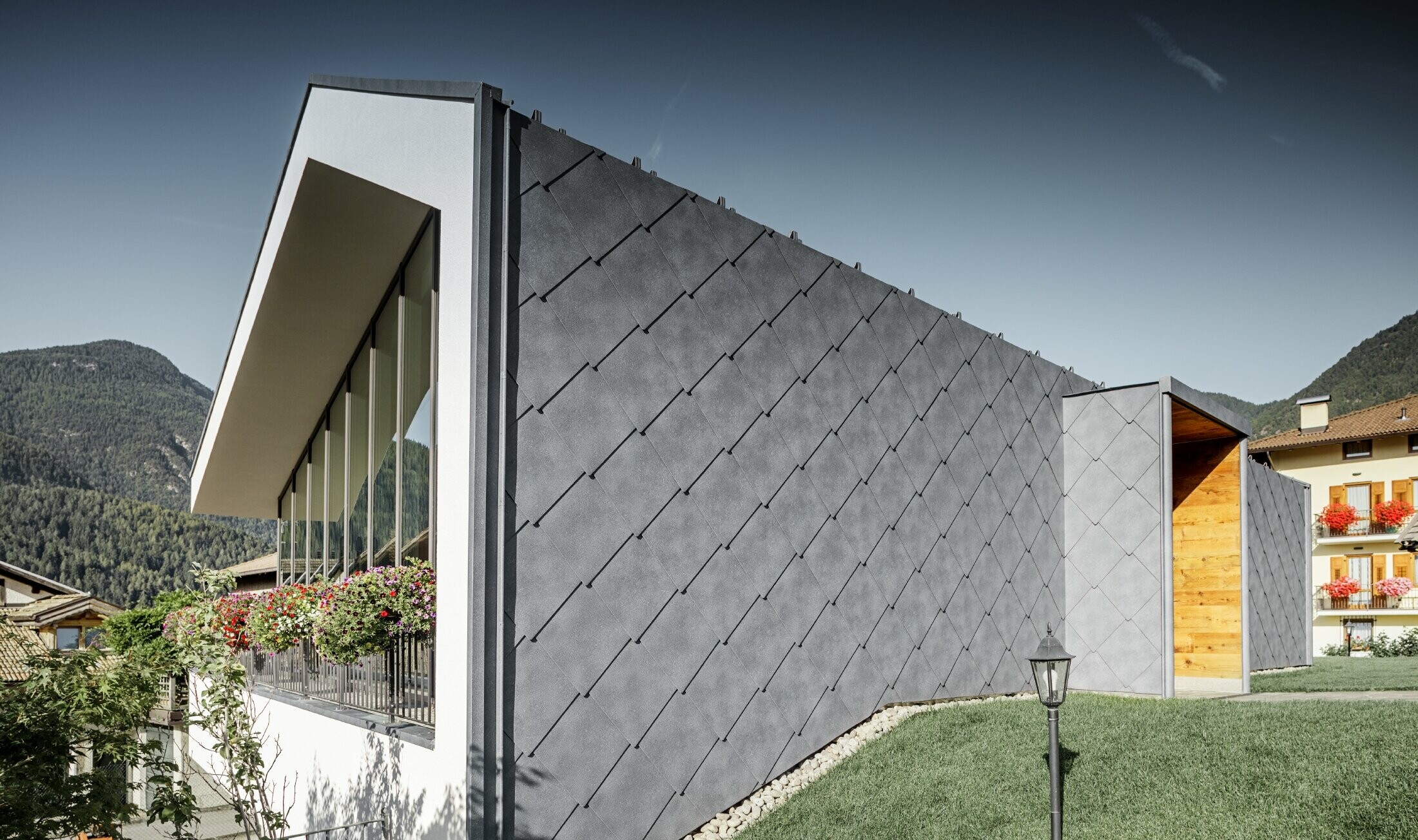Salon de coiffure moderne à Livo habillé avec le losange de toiture et de façade 44 couleur gris pierre de PREFA