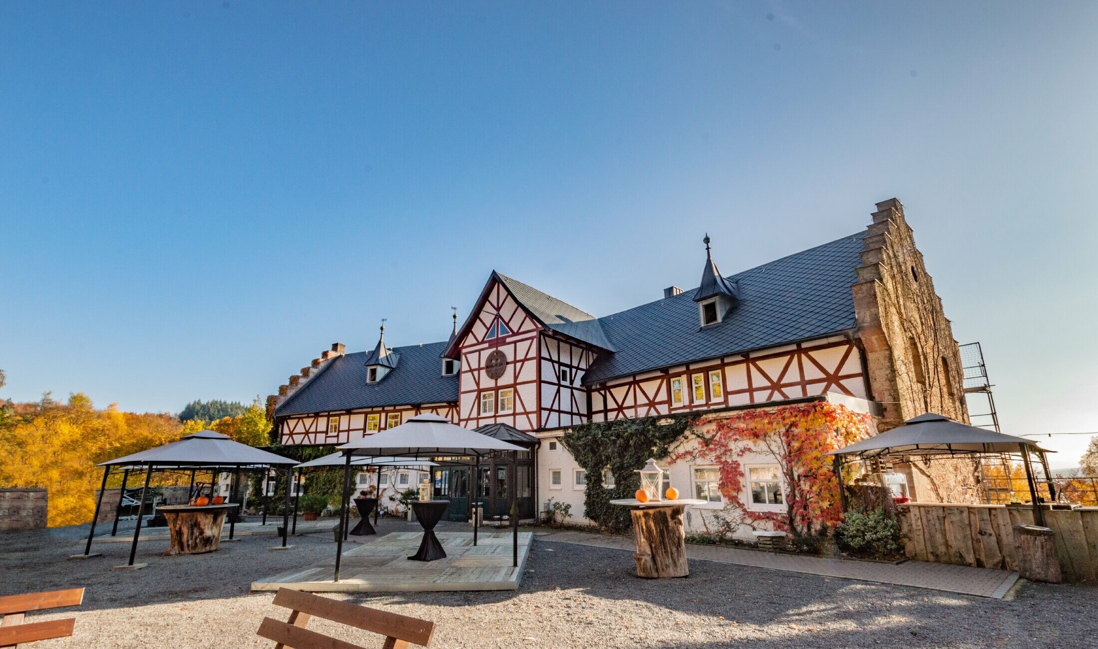 Vue complète de l’hôtel Burg Maienluft de Wasungen. La toiture est recouverte de losanges de toiture 29 × 29 PREFA couleur anthracite.