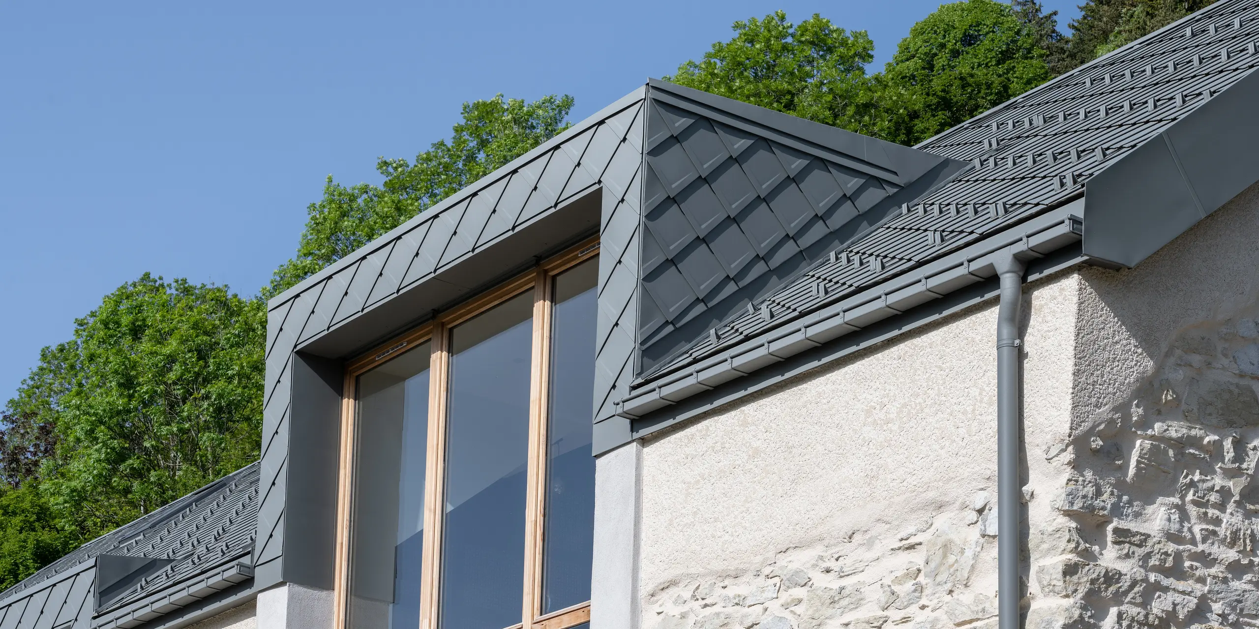 Losange de toiture 29x29 PREFA en P.10 gris souris sur un gîte d'étape à Engins près de Grenoble