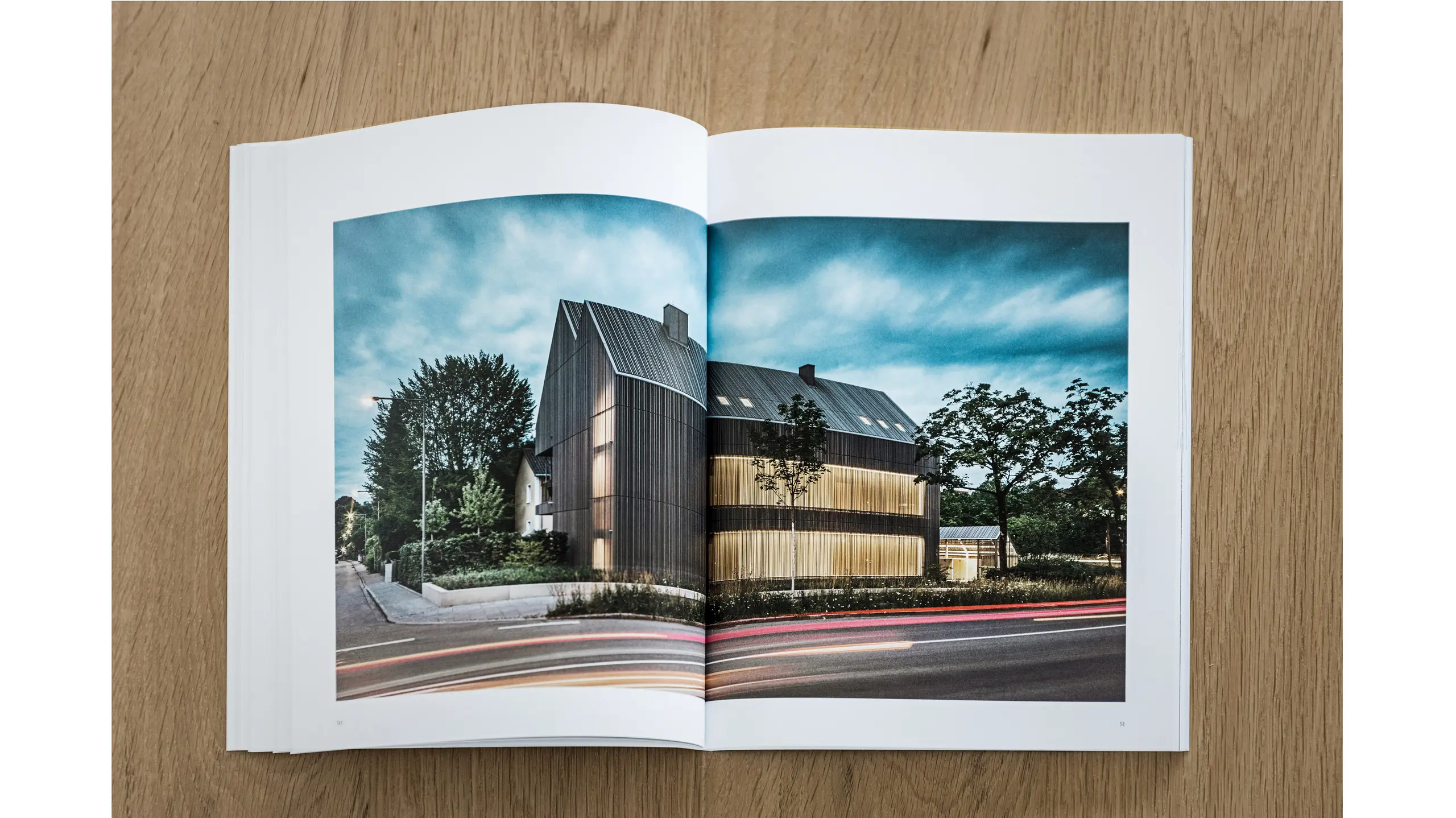 Photo d'une double page ouverte sur une photo d'architecture.