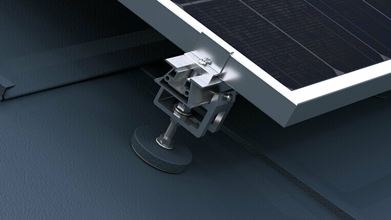 On peut voir le système de fixation pour panneaux solaires PREFA assurant la fixation des centrales photovoltaïques sur les toitures PREFA.
