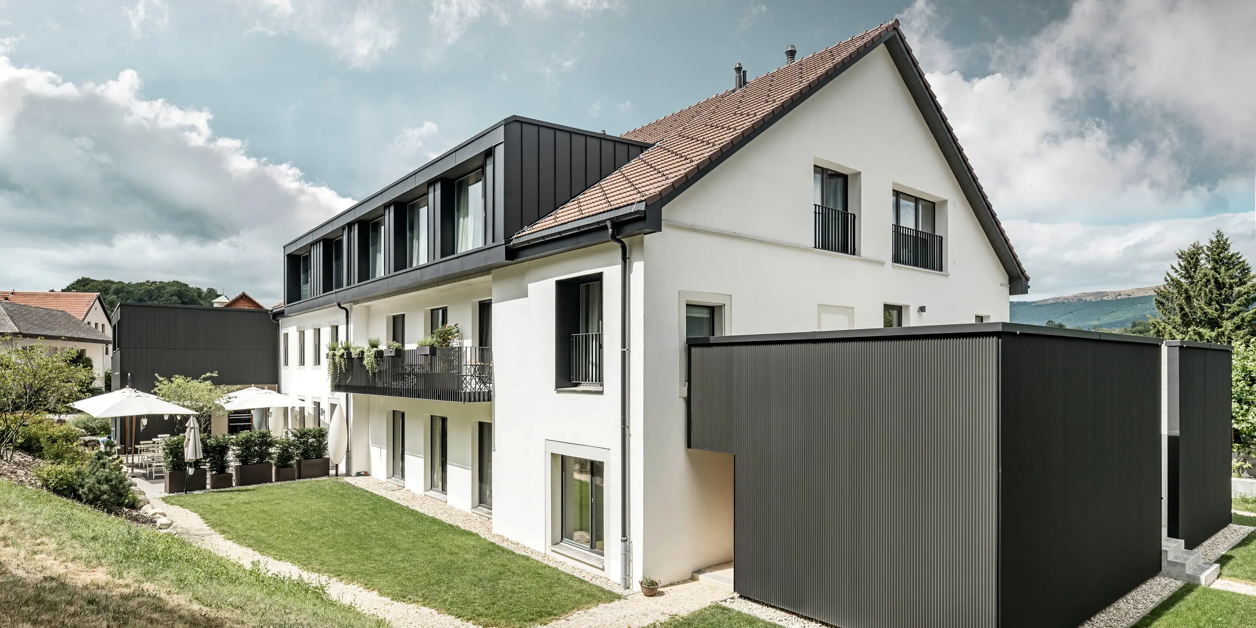 Profile triangle PREFA dans la couleur spéciale gris-noir à l'Hôtel de l'Ours à Prêles, Suisse