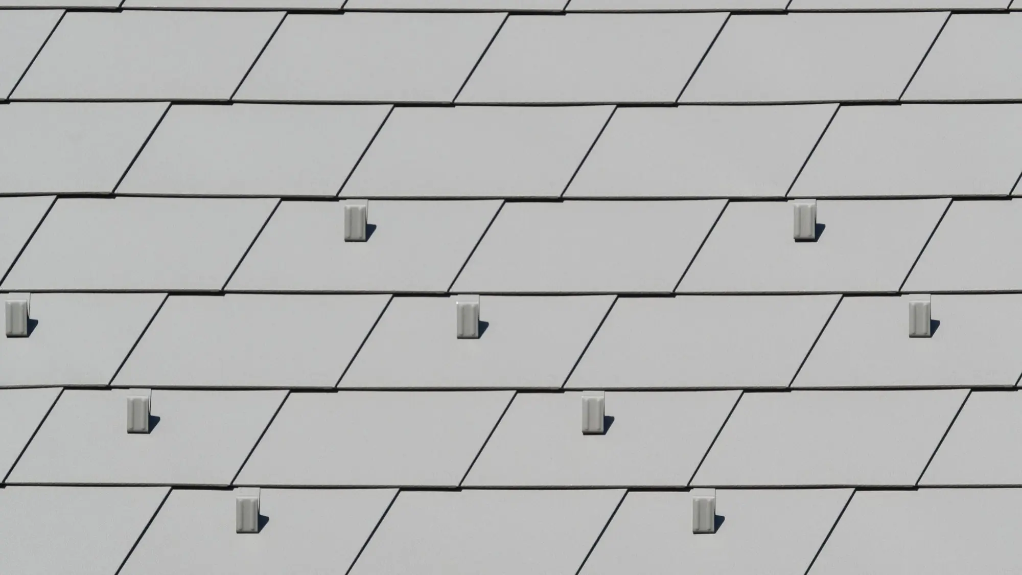 Vue rapprochée de la nouvelle toiture en bardeau PREFA dans la teinte P.10 gris souris stucco