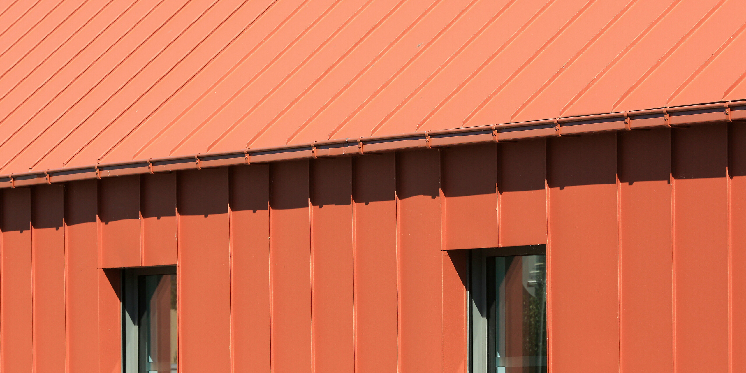 Système de toiture et de façade PREFALZ en rouge tuile P.10 sur le presbytère de Chalampé