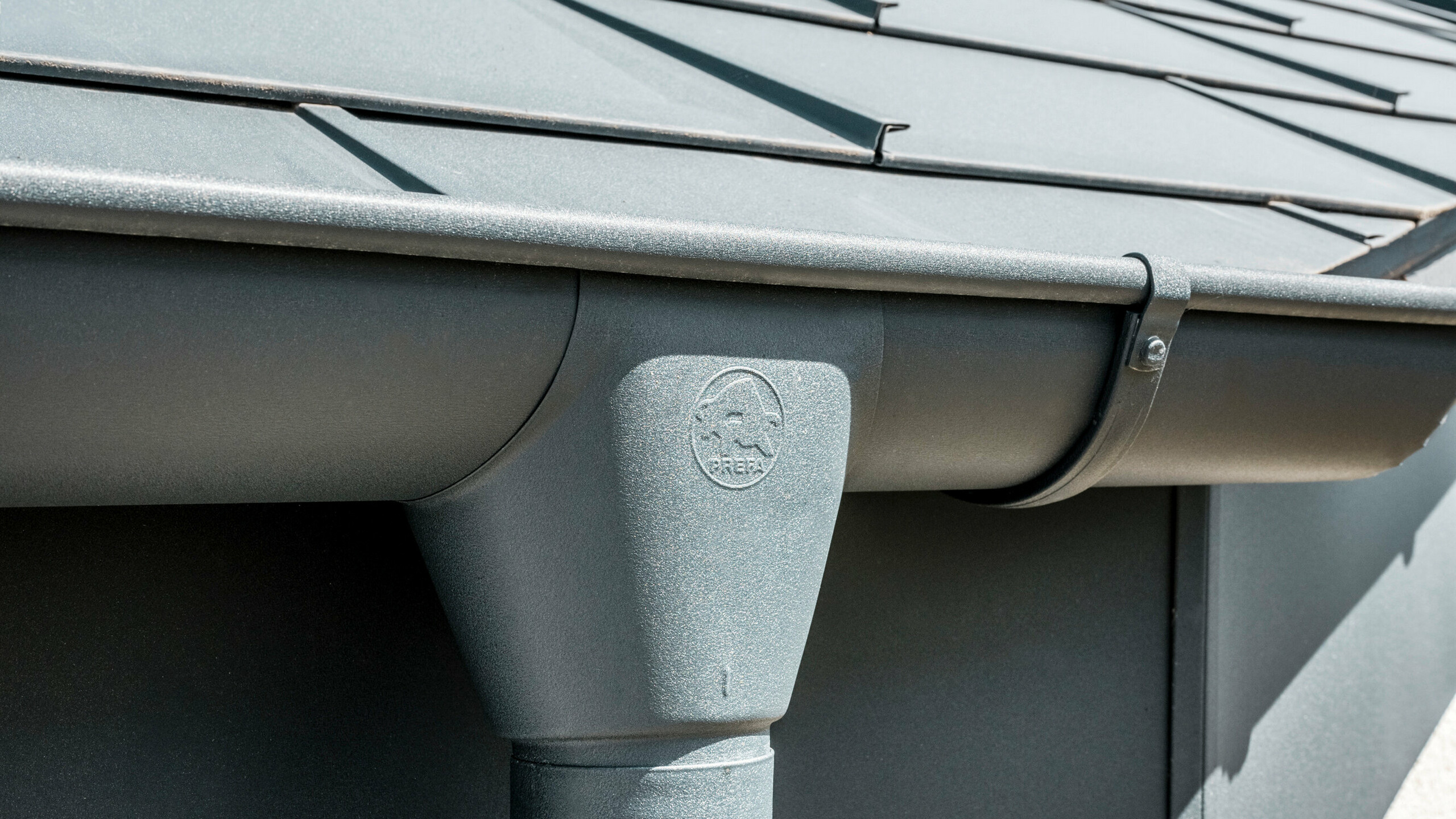 Maison individuelle à Newel-Besslich avec tuiles PREFA R.16 et système de drainage de toiture PREFA en anthracite