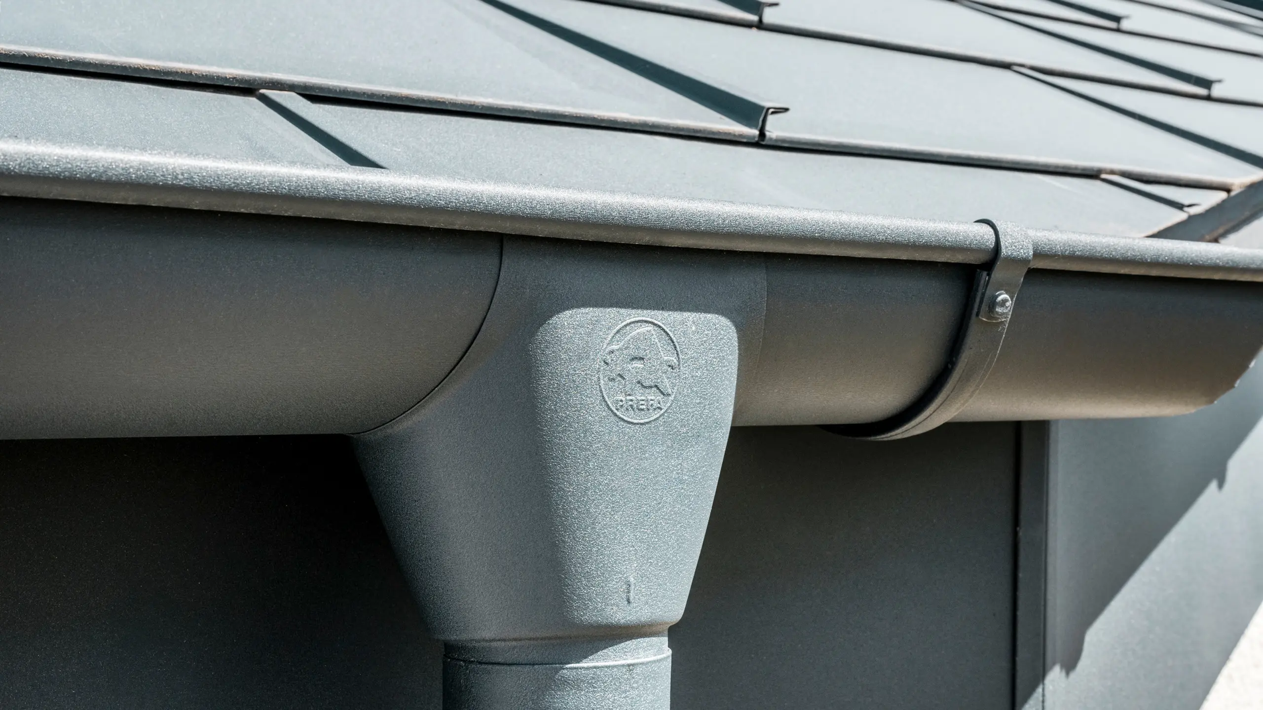 Maison individuelle à Newel-Besslich avec tuiles PREFA R.16 et système de drainage de toiture PREFA en anthracite